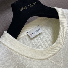Moncler 袖袋饰章圆领针织毛衣,这款圆领针织长袖毛衣选用细腻亲肤的针织纱线织造,布面肌理柔和密实,触感温润,具备舒 Moncler 袖袋饰章圆领针织毛衣,这款圆领针织长袖毛衣选用细腻亲肤的针织纱线织造,布面肌理柔和密实,触感温润,具备舒