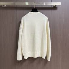 Moncler 袖袋饰章圆领针织毛衣,这款圆领针织长袖毛衣选用细腻亲肤的针织纱线织造,布面肌理柔和密实,触感温润,具备舒 Moncler 袖袋饰章圆领针织毛衣,这款圆领针织长袖毛衣选用细腻亲肤的针织纱线织造,布面肌理柔和密实,触感温润,具备舒