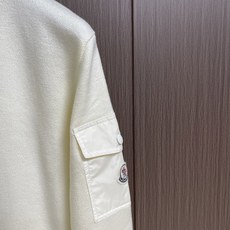 Moncler 袖袋饰章圆领针织毛衣,这款圆领针织长袖毛衣选用细腻亲肤的针织纱线织造,布面肌理柔和密实,触感温润,具备舒 Moncler 袖袋饰章圆领针织毛衣,这款圆领针织长袖毛衣选用细腻亲肤的针织纱线织造,布面肌理柔和密实,触感温润,具备舒