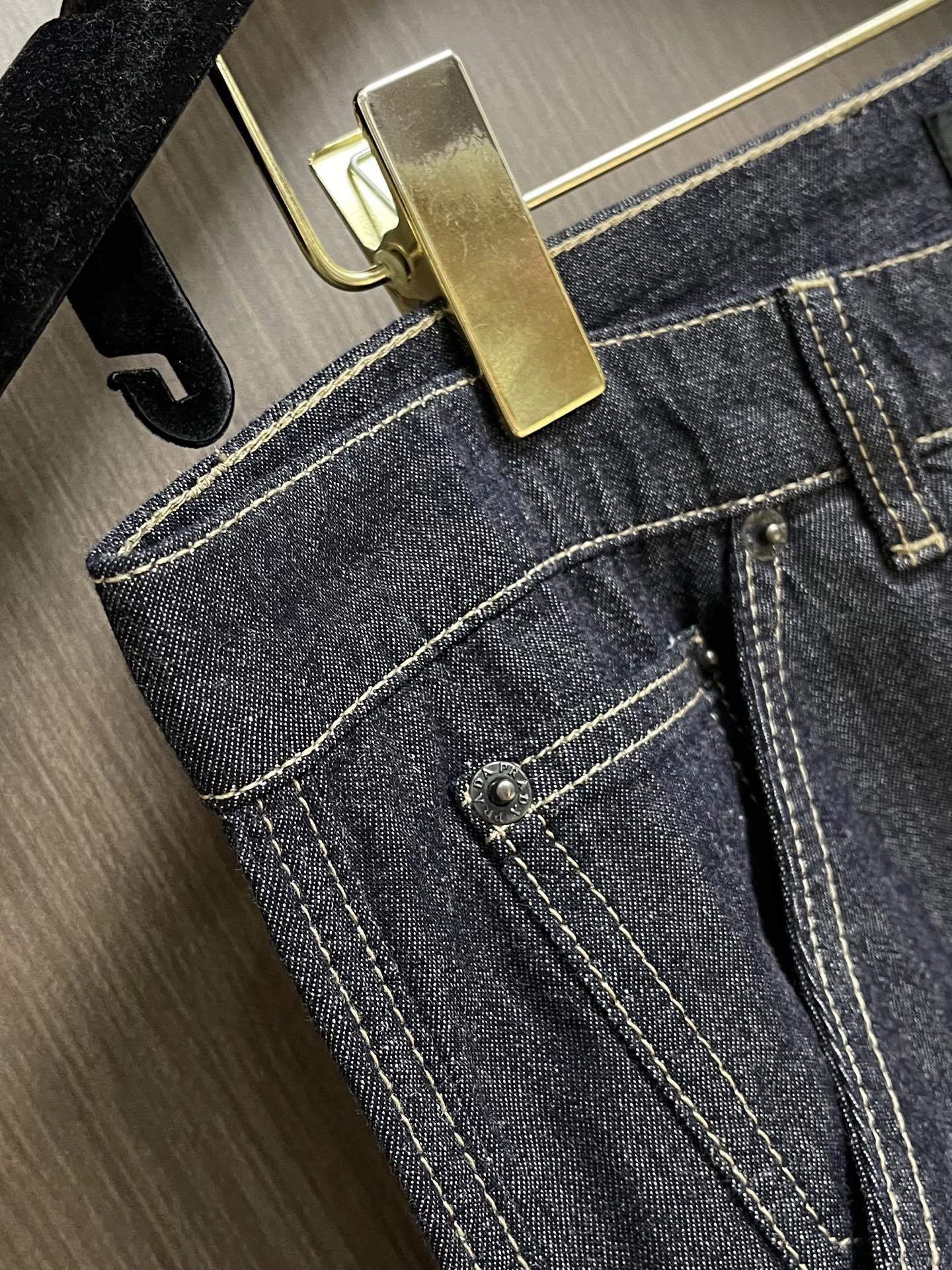 Prada 2026ss三角标识牛仔裤 原版定制复刻 客供五金辅料 原单品质进口牛仔面料重工洗水 做工走线精细上身绝佳, Prada 2026ss三角标识牛仔裤 原版定制复刻 客供五金辅料 原单品质进口牛仔面料重工洗水 做工走线精细上身绝佳,
