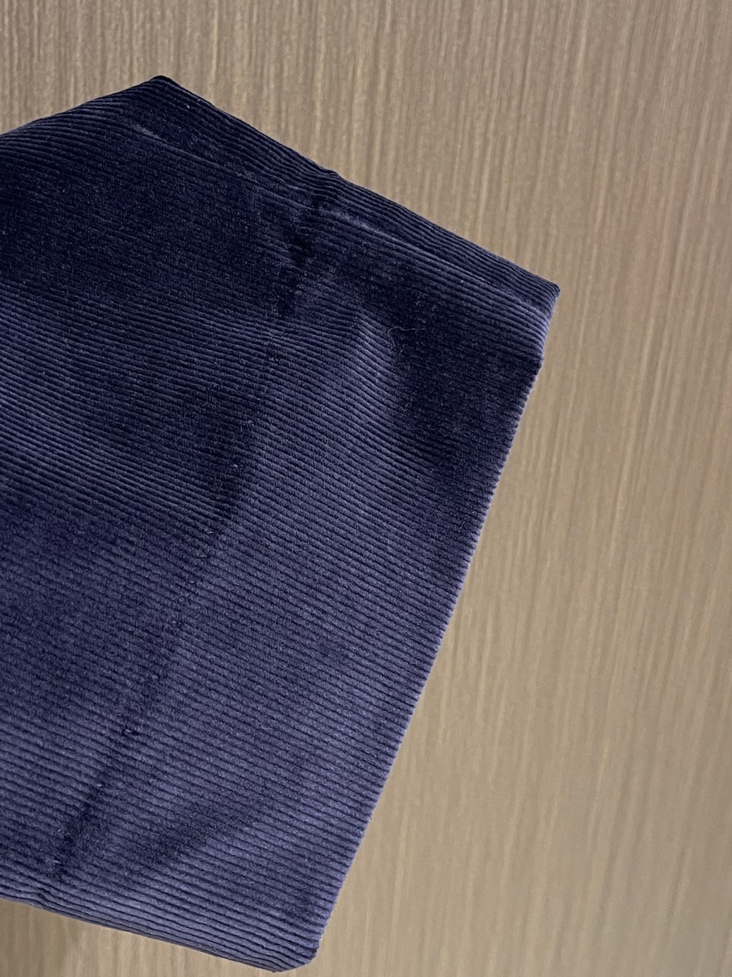 Loro Piana fw秋冬新款直筒灯芯绒休闲裤，适合各个年龄段。进口绒面。舒适柔软亲肤，上身效果超级棒时尚百搭，笔挺
