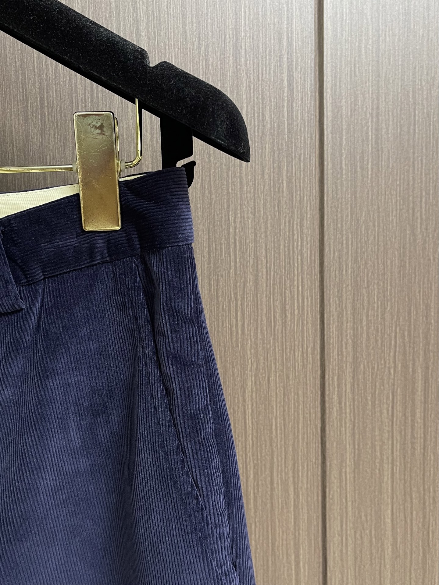 Loro Piana fw秋冬新款直筒灯芯绒休闲裤，适合各个年龄段。进口绒面。舒适柔软亲肤，上身效果超级棒时尚百搭，笔挺