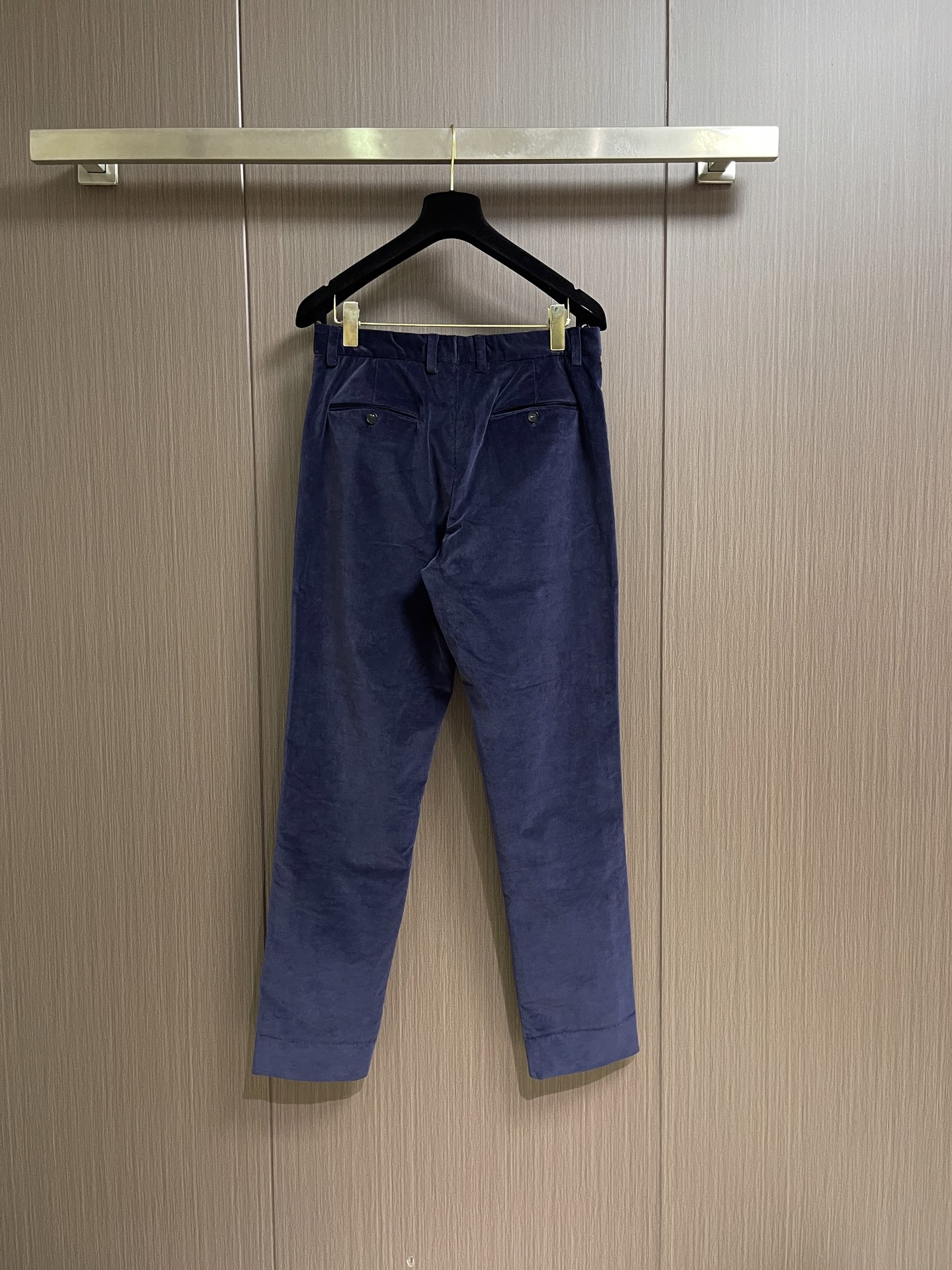 Loro Piana fw秋冬新款直筒灯芯绒休闲裤，适合各个年龄段。进口绒面。舒适柔软亲肤，上身效果超级棒时尚百搭，笔挺