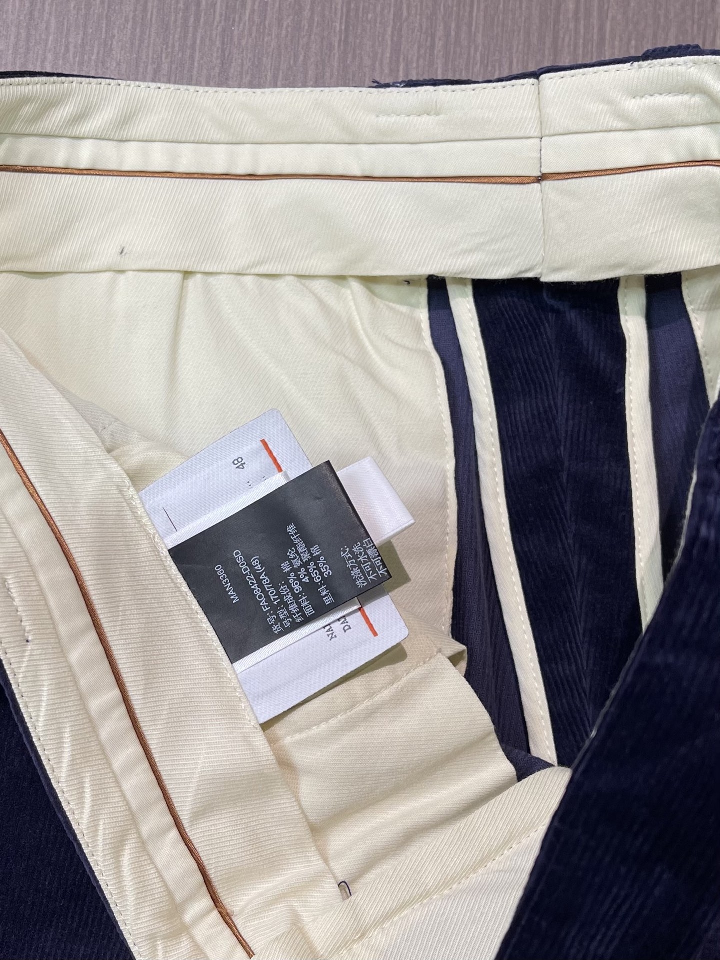 Loro Piana fw秋冬新款直筒灯芯绒休闲裤，适合各个年龄段。进口绒面。舒适柔软亲肤，上身效果超级棒时尚百搭，笔挺
