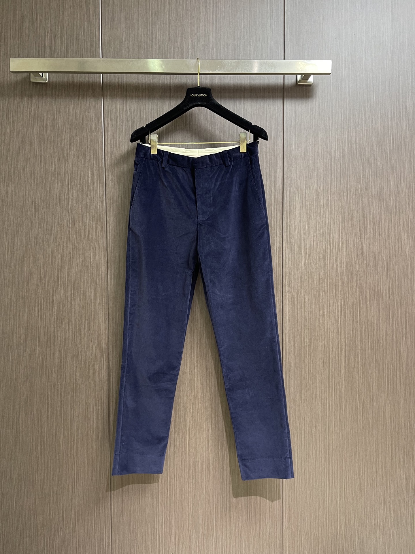Loro Piana fw秋冬新款直筒灯芯绒休闲裤，适合各个年龄段。进口绒面。舒适柔软亲肤，上身效果超级棒时尚百搭，笔挺