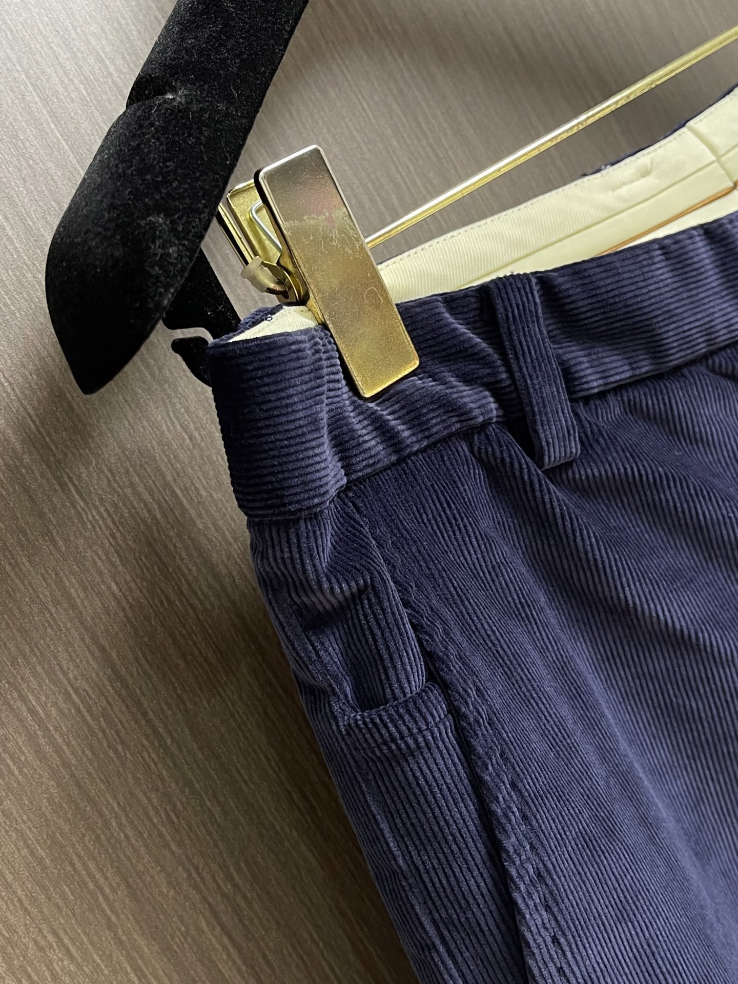 Loro Piana fw秋冬新款直筒灯芯绒休闲裤，适合各个年龄段。进口绒面。舒适柔软亲肤，上身效果超级棒时尚百搭，笔挺