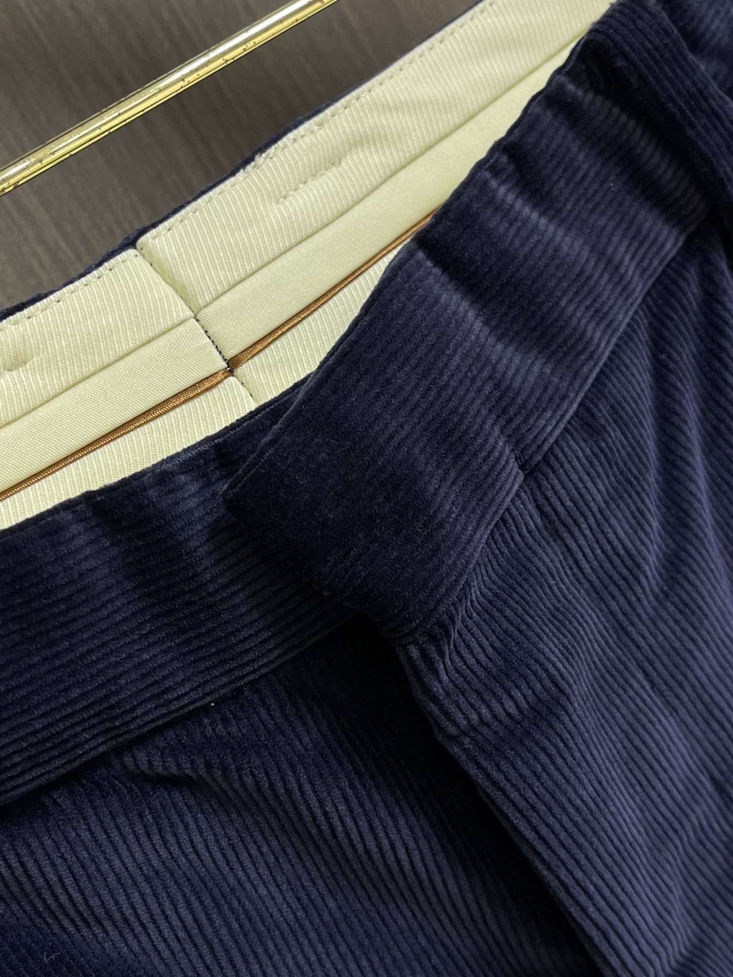 Loro Piana fw秋冬新款直筒灯芯绒休闲裤，适合各个年龄段。进口绒面。舒适柔软亲肤，上身效果超级棒时尚百搭，笔挺