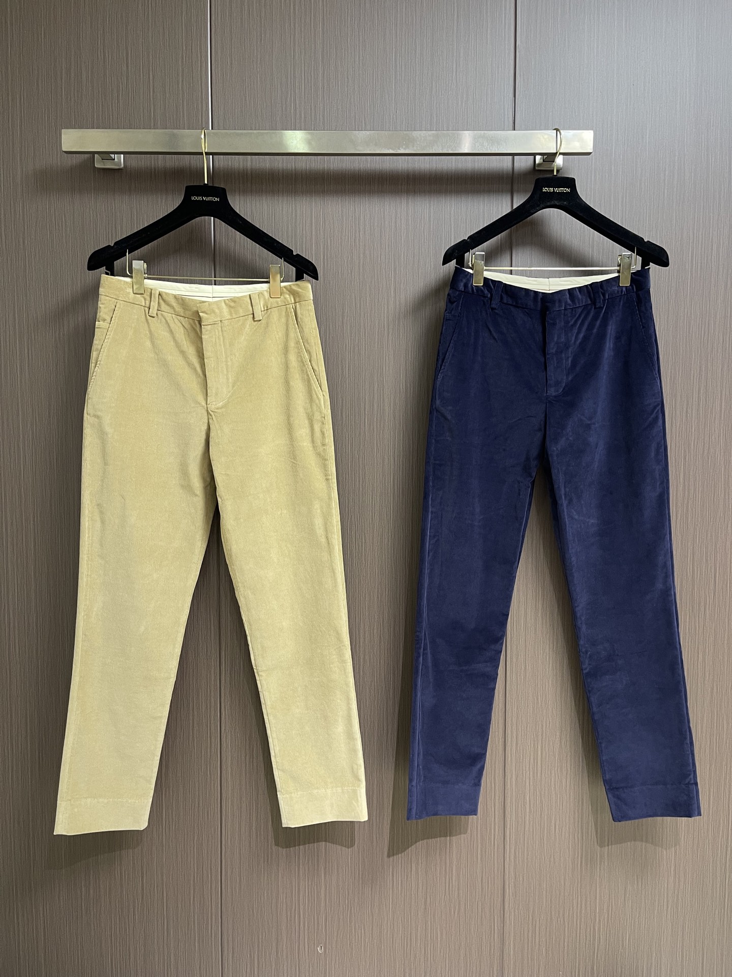 Loro Piana fw秋冬新款直筒灯芯绒休闲裤，适合各个年龄段。进口绒面。舒适柔软亲肤，上身效果超级棒时尚百搭，笔挺