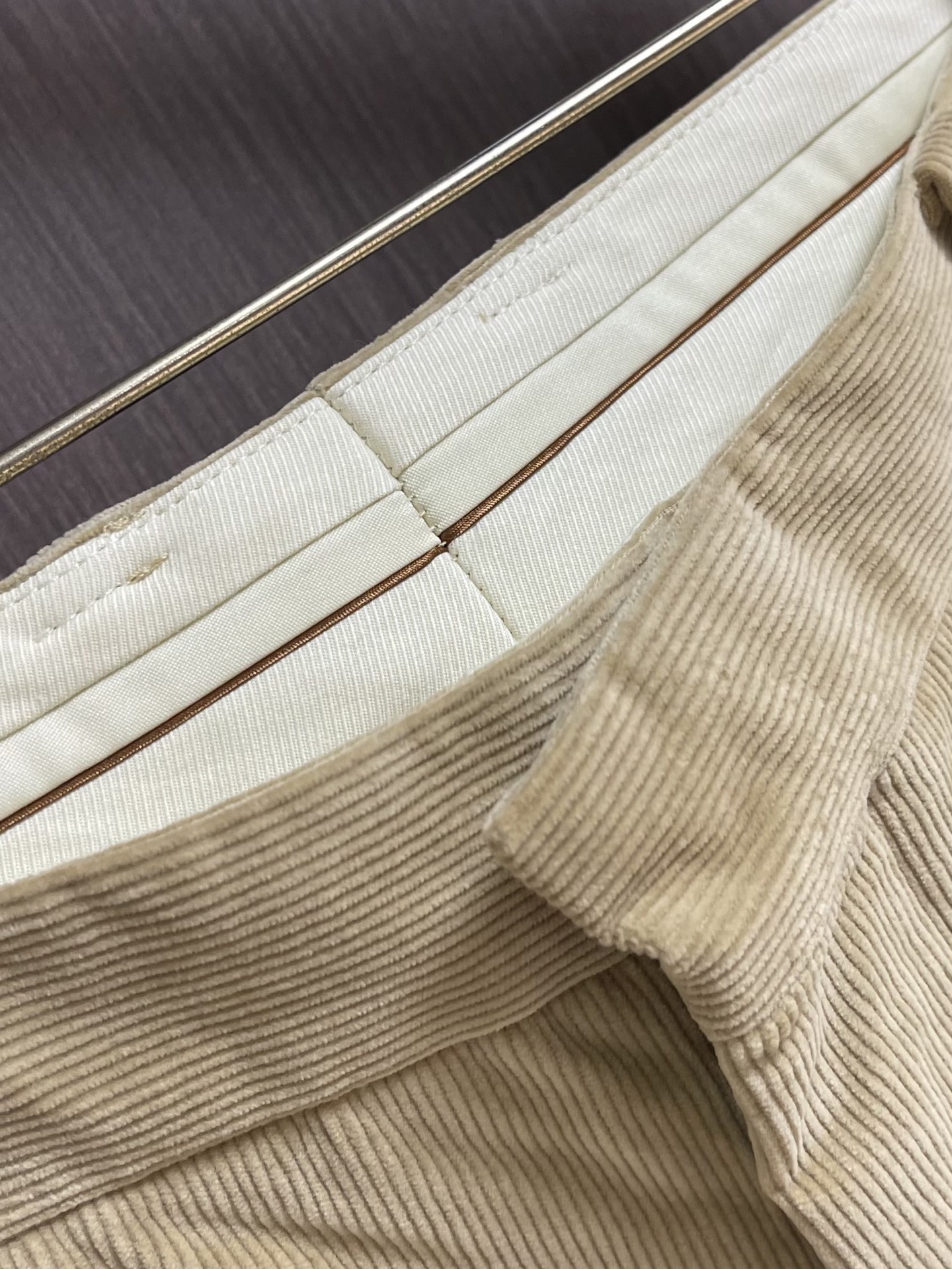 Loro Piana fw秋冬新款直筒灯芯绒休闲裤，适合各个年龄段。进口绒面。舒适柔软亲肤，上身效果超级棒时尚百搭，笔挺