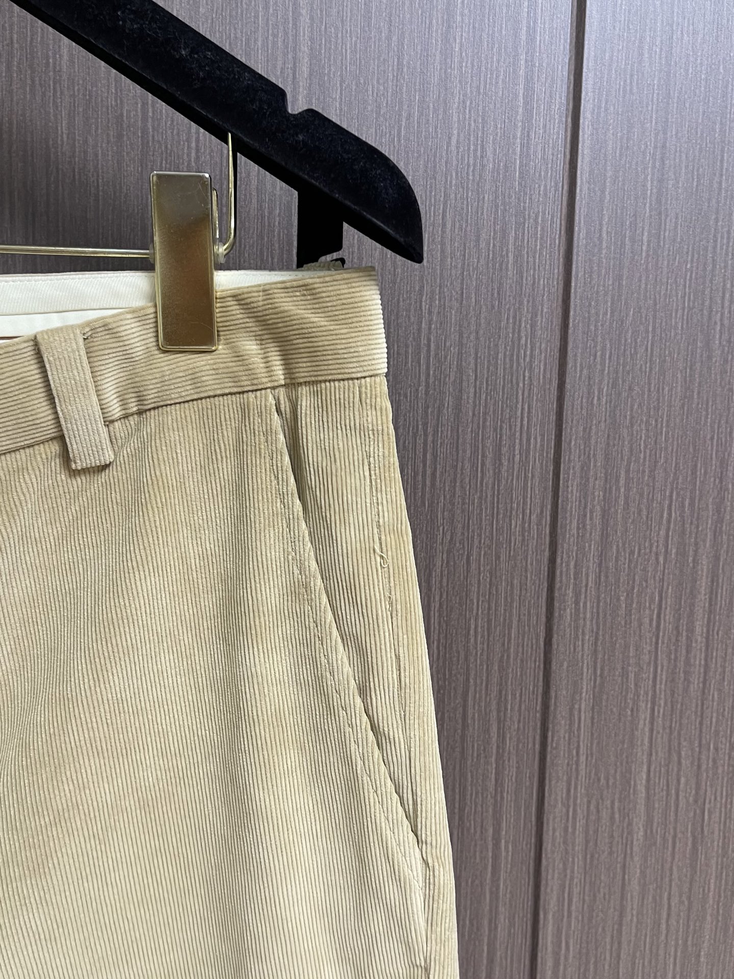 Loro Piana fw秋冬新款直筒灯芯绒休闲裤，适合各个年龄段。进口绒面。舒适柔软亲肤，上身效果超级棒时尚百搭，笔挺