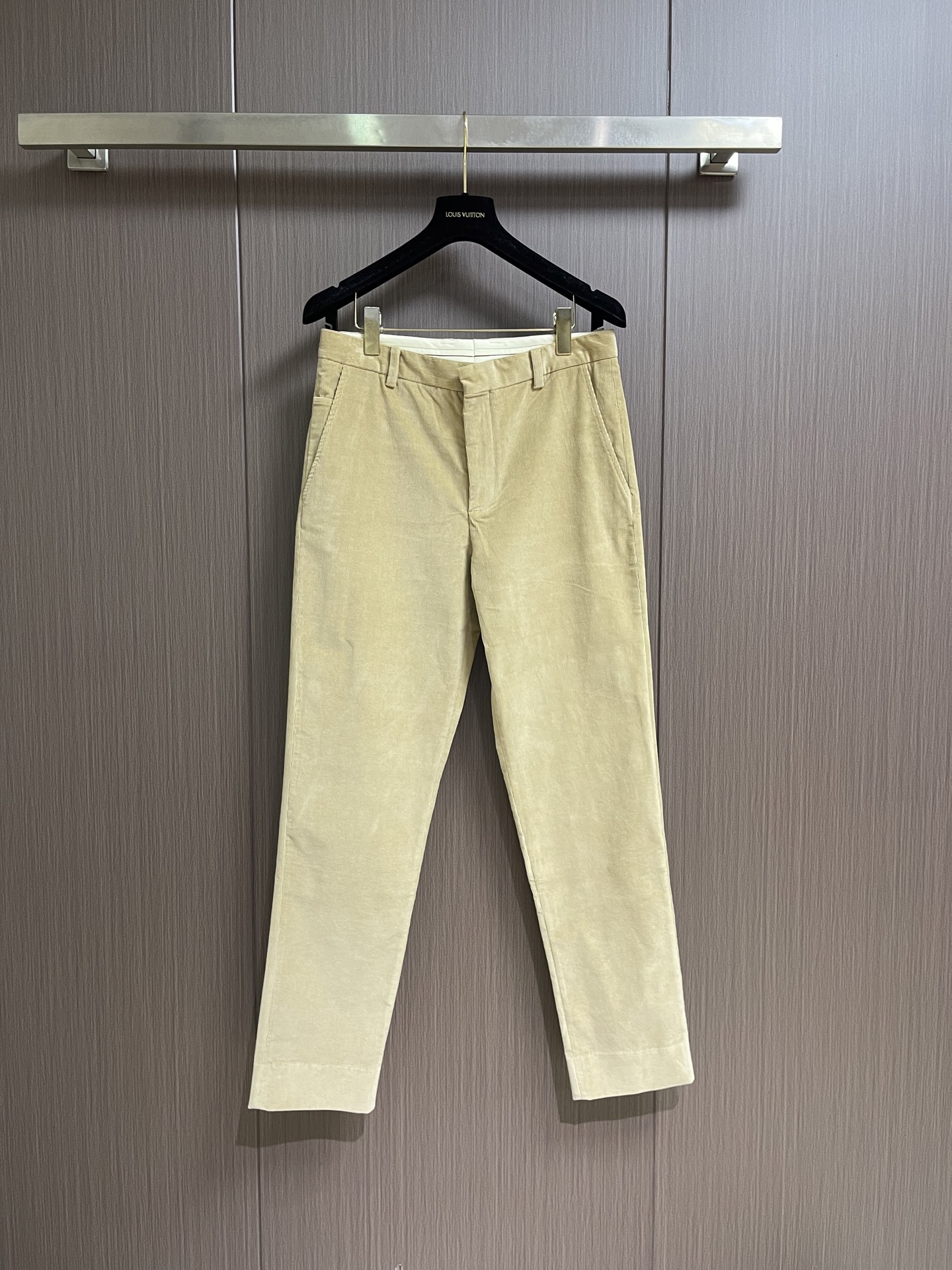 Loro Piana fw秋冬新款直筒灯芯绒休闲裤，适合各个年龄段。进口绒面。舒适柔软亲肤，上身效果超级棒时尚百搭，笔挺