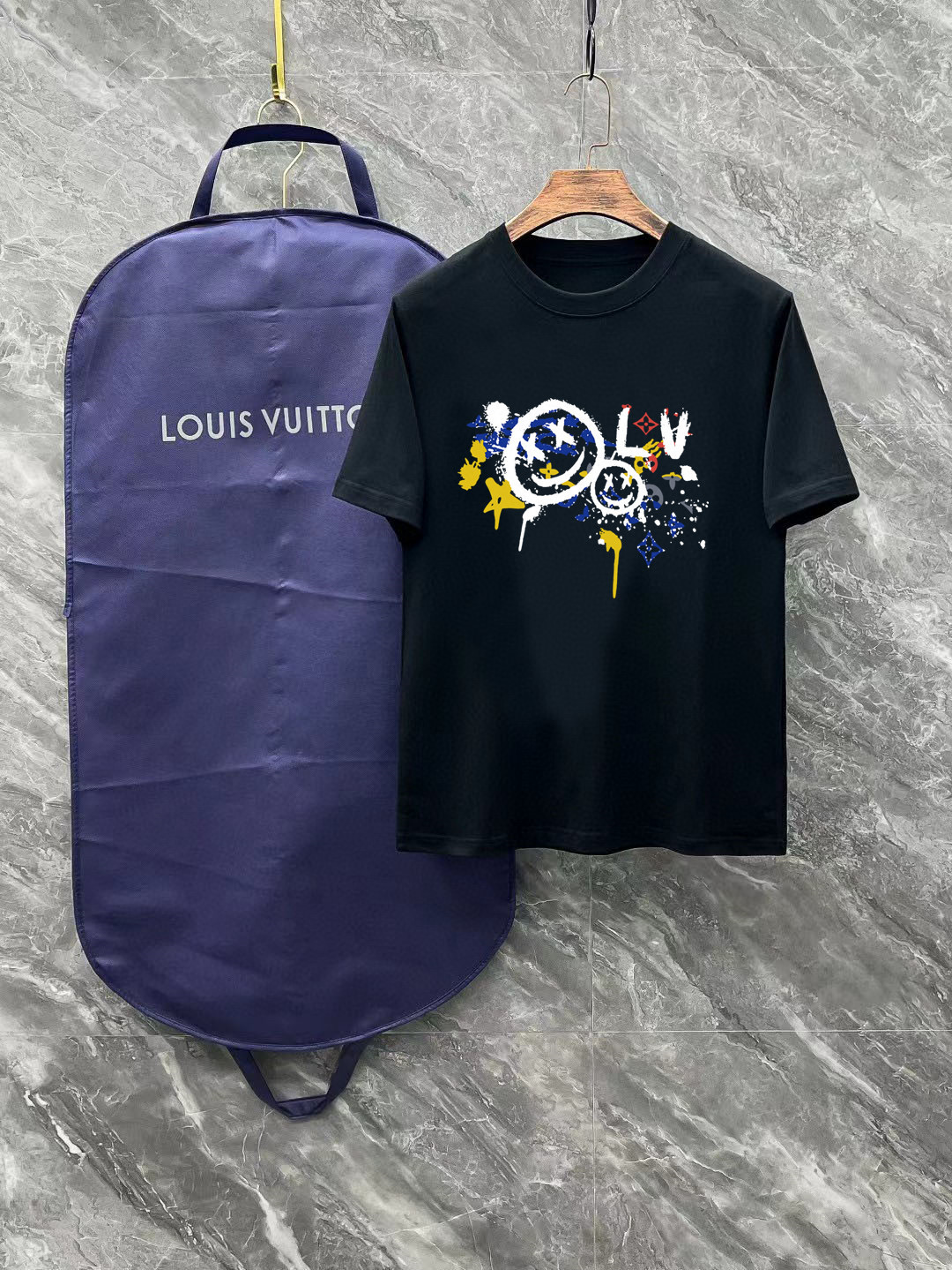 NO:429375,LV Size Length Bust, shoulders, wide sleeves, long weight S 6748 4920-120 M 7151.5 5120 120-140 L 7255 5422 140-160 XL 7457 5622 160-170 2XL76.55957.523 170-1 3XL77.561.56023 1-210 Spring and summer 2025 new casual loose cotton round neck short-sleeved T-shirt!  Trading companies have sparse channels and are released on the official website at the same time!  The latest series of spring and summer 2025, classic fashion design elements, injecting full vitality into the new series. This T-shirt is carefully selected for imported cotton fabrics. The fabric feels skin-friendly and soft and delicate, and the body logo print design!  It has an extremely comfortable and breathable wearing experience. The whole item is very eye-catching and fashionable, and is deeply loved by young people today!  The loose round neck cut is a neutral style regardless of age and gender, suitable for matching all the styles and looks you need in your daily life!  It is recommended to wear couple outfits to go out on the street to make it more pleasing to the eye!  Size S-3XL, louis vuitton, T-shirt,tees, t-shirt,alexander wang19860909LV 尺码 衣长 胸围肩宽袖长体重 S 6748 4920-120 M 7151.5 5120 120-140 L 7255 5422 140-160 XL 7457 5622 160-170 2XL76.55957.523 170-1 3XL77.561.56023 1-210 2025春夏新款男女同情侣款休闲宽松棉质圆领短袖T恤衫！贸易公司渠道稀出,同步官网发售 ！ 2025春夏最新系列,经典时尚设计元素,为全新系列注入满满活力,这款T恤衫用心甄选客供进口棉面料制成,面料手感亲肤柔软细腻,衣身logo印花设计！拥有着无比舒适透气性的穿着体验,整件单品极具吸睛度与时尚感,深受当下年轻人的喜爱！基础宽松的圆领版型裁剪,不分年龄与性别的中性款式,适合搭配你日常所需的所有风格与造型！建议搭配情侣装出街会更为养眼出色！尺码S-3XL,,louis vuitton,T-shirt,tees，t-shirt,alexander wang,Men's clothing