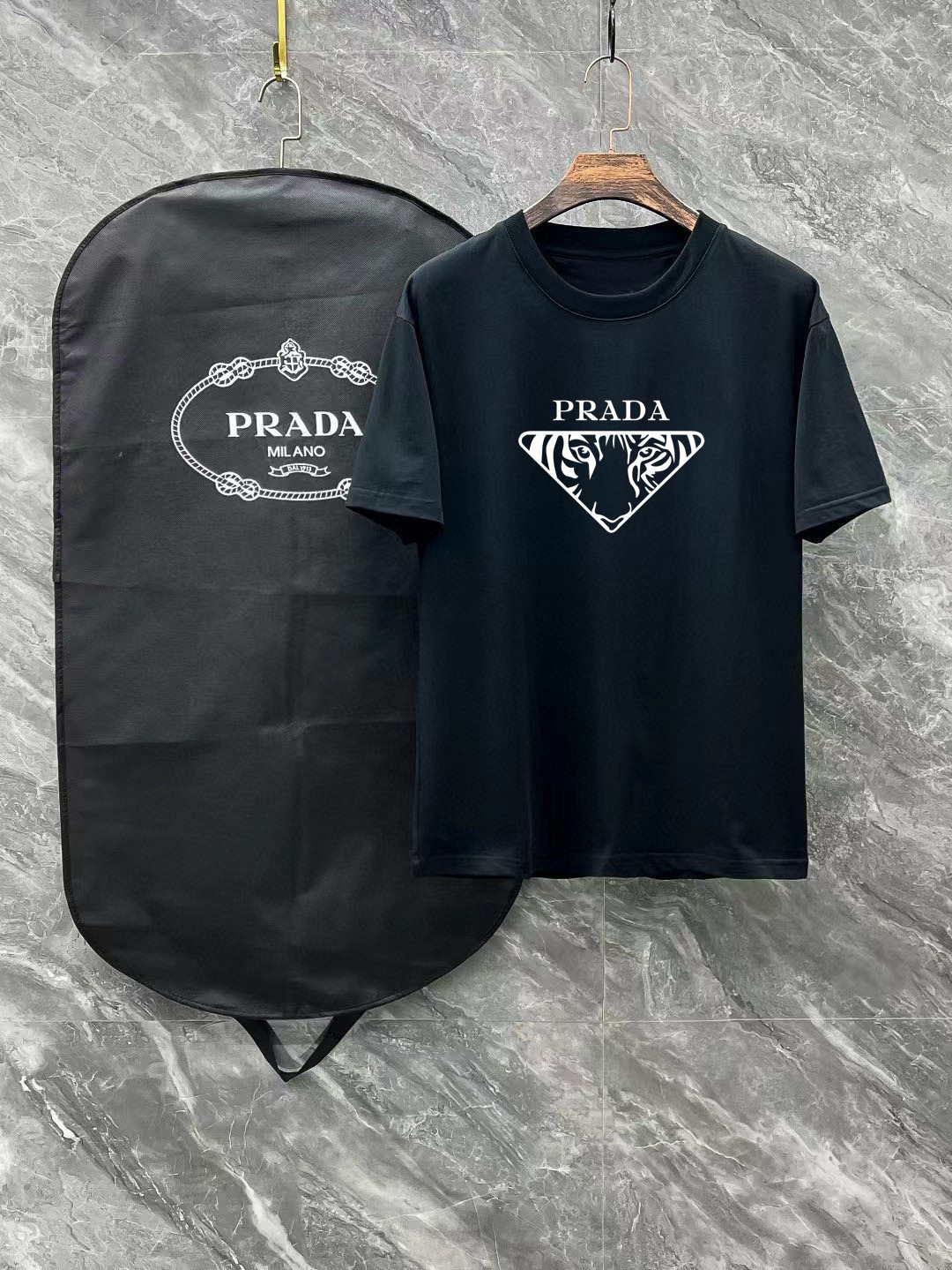 NO:429390,Prada Size Length Bust, shoulders, wide sleeves, long weight S 6748 4920-120 M 7151.5 5120 120-140 L 7255 5422 140-160 XL 7457 5622 160-170 2XL76.55957.523 170-1 3XL77.561.56023 1-210 Spring and summer 2025 new casual loose cotton round neck short-sleeved T-shirt!  Trading companies have sparse channels and are released on the official website at the same time!  The latest series of spring and summer 2025, classic fashion design elements, injecting full vitality into the new series. This T-shirt is carefully selected for imported cotton fabrics. The fabric feels skin-friendly and soft and delicate, and the body logo print design!  It has an extremely comfortable and breathable wearing experience. The whole item is very eye-catching and fashionable, and is deeply loved by young people today!  The loose round neck cut is a neutral style regardless of age and gender, suitable for matching all the styles and looks you need in your daily life!  It is recommended to wear couple outfits to go out on the street to make it more pleasing to the eye!  Size S-3XL, prada, T-shirt,tees, t-shirt,alexander wang19860909普拉达 尺码 衣长 胸围肩宽袖长体重 S 6748 4920-120 M 7151.5 5120 120-140 L 7255 5422 140-160 XL 7457 5622 160-170 2XL76.55957.523 170-1 3XL77.561.56023 1-210 2025春夏新款男女同情侣款休闲宽松棉质圆领短袖T恤衫！贸易公司渠道稀出,同步官网发售 ！ 2025春夏最新系列,经典时尚设计元素,为全新系列注入满满活力,这款T恤衫用心甄选客供进口棉面料制成,面料手感亲肤柔软细腻,衣身logo印花设计！拥有着无比舒适透气性的穿着体验,整件单品极具吸睛度与时尚感,深受当下年轻人的喜爱！基础宽松的圆领版型裁剪,不分年龄与性别的中性款式,适合搭配你日常所需的所有风格与造型！建议搭配情侣装出街会更为养眼出色！尺码S-3XL,,prada,T-shirt,tees，t-shirt,alexander wang,Men's clothing