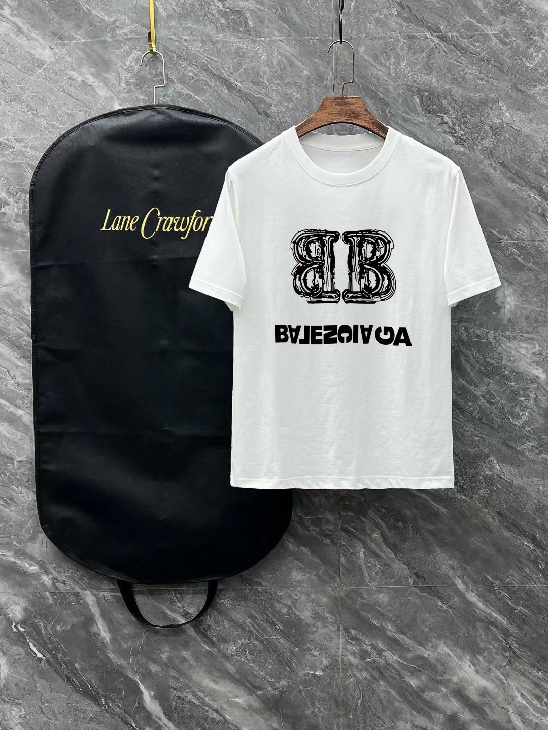 NO:429395,Balenciaga Size Length Bust, Shoulder, Wide Sleeve, Long Weight S 6748 4920-120 M 7151.5 5120 120-140 L 7255 5422 140-160 XL 7457 5622 160-170 2XL76.55957.523 170-1 3XL77.561.56023 1-210 Spring and summer 2025 new casual loose cotton round neck short-sleeved T-shirt!  Trading companies have sparse channels and are released on the official website at the same time!  The latest series of spring and summer 2025, classic fashion design elements, injecting full vitality into the new series. This T-shirt is carefully selected for imported cotton fabrics. The fabric feels skin-friendly and soft and delicate, and the body logo print design!  It has an extremely comfortable and breathable wearing experience. The whole item is very eye-catching and fashionable, and is deeply loved by young people today!  The loose round neck cut is a neutral style regardless of age and gender, suitable for matching all the styles and looks you need in your daily life!  It is recommended to wear couple outfits to go out on the street to make it more pleasing to the eye!  Size S-3XL, balenciaga, T-shirt,tees, t-shirt,alexander wang19860909巴黎世家 尺码 衣长 胸围肩宽袖长体重 S 6748 4920-120 M 7151.5 5120 120-140 L 7255 5422 140-160 XL 7457 5622 160-170 2XL76.55957.523 170-1 3XL77.561.56023 1-210 2025春夏新款男女同情侣款休闲宽松棉质圆领短袖T恤衫！贸易公司渠道稀出,同步官网发售 ！ 2025春夏最新系列,经典时尚设计元素,为全新系列注入满满活力,这款T恤衫用心甄选客供进口棉面料制成,面料手感亲肤柔软细腻,衣身logo印花设计！拥有着无比舒适透气性的穿着体验,整件单品极具吸睛度与时尚感,深受当下年轻人的喜爱！基础宽松的圆领版型裁剪,不分年龄与性别的中性款式,适合搭配你日常所需的所有风格与造型！建议搭配情侣装出街会更为养眼出色！尺码S-3XL,,balenciaga,T-shirt,tees，t-shirt,alexander wang,Men's clothing