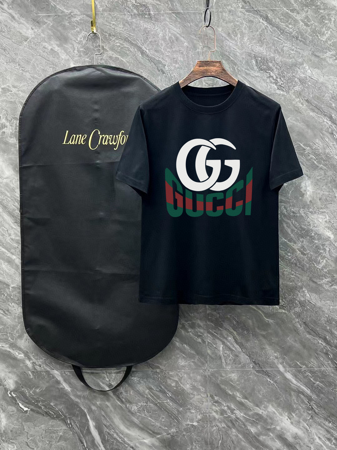 NO:429400,Gucci Size Length Bust, shoulders, wide sleeves, long weight S 6748 4920-120 M 7151.5 5120 120-140 L 7255 5422 140-160 XL 7457 5622 160-170 2XL76.55957.523 170-1 3XL77.561.56023 1-210 Spring and summer 2025 new casual loose cotton round neck short-sleeved T-shirt!  Trading companies have sparse channels and are released on the official website at the same time!  The latest series of spring and summer 2025, classic fashion design elements, injecting full vitality into the new series. This T-shirt is carefully selected for imported cotton fabrics. The fabric feels skin-friendly and soft and delicate, and the body logo print design!  It has an extremely comfortable and breathable wearing experience. The whole item is very eye-catching and fashionable, and is deeply loved by young people today!  The loose round neck cut is a neutral style regardless of age and gender, suitable for matching all the styles and looks you need in your daily life!  It is recommended to wear couple outfits to go out on the street to make it more pleasing to the eye!  Size S-3XL, gucci, T-shirt,tees, t-shirt,alexander wang19860909古驰 尺码 衣长 胸围肩宽袖长体重 S 6748 4920-120 M 7151.5 5120 120-140 L 7255 5422 140-160 XL 7457 5622 160-170 2XL76.55957.523 170-1 3XL77.561.56023 1-210 2025春夏新款男女同情侣款休闲宽松棉质圆领短袖T恤衫！贸易公司渠道稀出,同步官网发售 ！ 2025春夏最新系列,经典时尚设计元素,为全新系列注入满满活力,这款T恤衫用心甄选客供进口棉面料制成,面料手感亲肤柔软细腻,衣身logo印花设计！拥有着无比舒适透气性的穿着体验,整件单品极具吸睛度与时尚感,深受当下年轻人的喜爱！基础宽松的圆领版型裁剪,不分年龄与性别的中性款式,适合搭配你日常所需的所有风格与造型！建议搭配情侣装出街会更为养眼出色！尺码S-3XL,,gucci,T-shirt,tees，t-shirt,alexander wang,Men's clothing