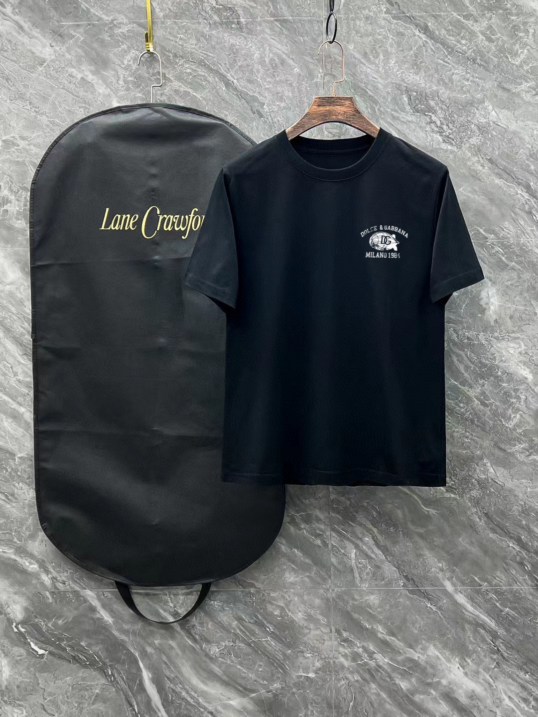 NO:429411,DG Size Length Bust, shoulders, wide sleeves, long weight S 6748 4920-120 M 7151.5 5120 120-140 L 7255 5422 140-160 XL 7457 5622 160-170 2XL76.55957.523 170-1 3XL77.561.56023 1-210 Spring and summer 2025 new casual loose cotton round neck short-sleeved T-shirt!  Trading companies have sparse channels and are released on the official website at the same time!  The latest series of spring and summer 2025, classic fashion design elements, injecting full vitality into the new series. This T-shirt is carefully selected for imported cotton fabrics. The fabric feels skin-friendly and soft and delicate, and the body logo print design!  It has an extremely comfortable and breathable wearing experience. The whole item is very eye-catching and fashionable, and is deeply loved by young people today!  The loose round neck cut is a neutral style regardless of age and gender, suitable for matching all the styles and looks you need in your daily life!  It is recommended to wear couple outfits to go out on the street to make it more pleasing to the eye!  Size S-3XL, T-shirt,tees,t-shirt,alexander wang19860909DG 尺码 衣长 胸围肩宽袖长体重 S 6748 4920-120 M 7151.5 5120 120-140 L 7255 5422 140-160 XL 7457 5622 160-170 2XL76.55957.523 170-1 3XL77.561.56023 1-210 2025春夏新款男女同情侣款休闲宽松棉质圆领短袖T恤衫！贸易公司渠道稀出,同步官网发售 ！ 2025春夏最新系列,经典时尚设计元素,为全新系列注入满满活力,这款T恤衫用心甄选客供进口棉面料制成,面料手感亲肤柔软细腻,衣身logo印花设计！拥有着无比舒适透气性的穿着体验,整件单品极具吸睛度与时尚感,深受当下年轻人的喜爱！基础宽松的圆领版型裁剪,不分年龄与性别的中性款式,适合搭配你日常所需的所有风格与造型！建议搭配情侣装出街会更为养眼出色！尺码S-3XL,,T-shirt,tees，t-shirt,alexander wang,Men's clothing