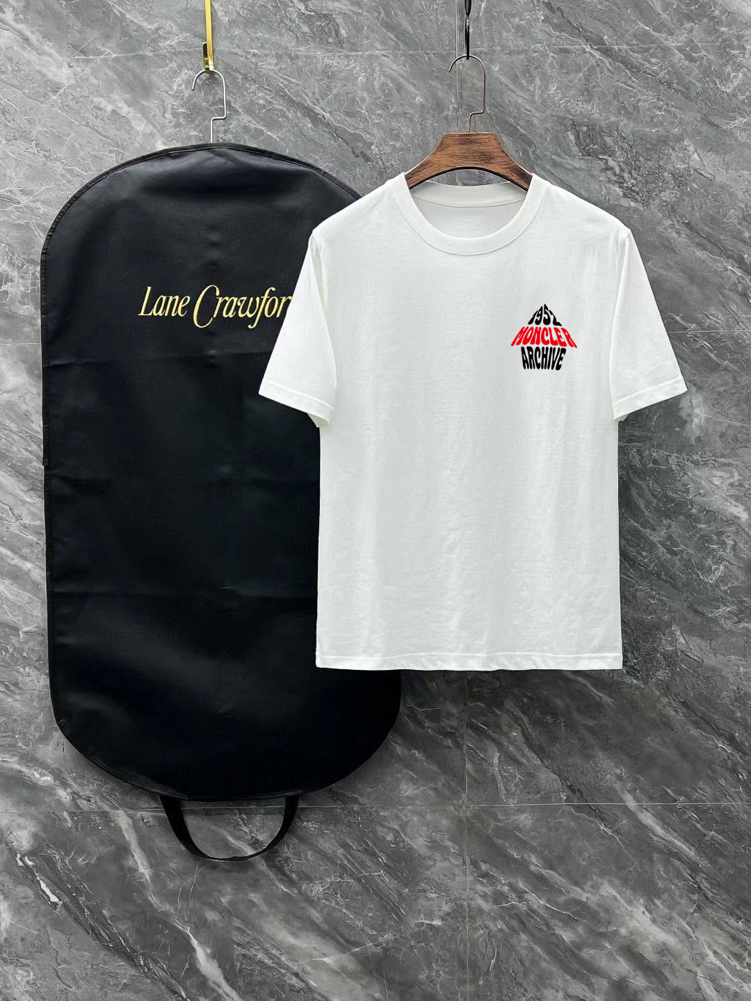 NO:429369,The cover, size, length, bust, shoulders, wide sleeves, long weight, S 6748 4920-120 M 7151.5 5120 120-140 L 7255 5422 140-160 XL 7457 5622 160-170 2XL76.55957.523 170-1 3XL77.561.56023 1-210 Spring and summer 2025 new casual loose cotton round neck short-sleeved T-shirt!  Trading companies have sparse channels and are released on the official website at the same time!  The latest series of spring and summer 2025, classic fashion design elements, injecting full vitality into the new series. This T-shirt is carefully selected for imported cotton fabrics. The fabric feels skin-friendly and soft and delicate, and the body logo print design!  It has an extremely comfortable and breathable wearing experience. The whole item is very eye-catching and fashionable, and is deeply loved by young people today!  The loose round neck cut is a neutral style regardless of age and gender, suitable for matching all the styles and looks you need in your daily life!  It is recommended to wear couple outfits to go out on the street to make it more pleasing to the eye!  Size S-3XL, Moncler, T-shirt,tees, t-shirt,alexander wang19860909蒙口 尺码 衣长 胸围肩宽袖长体重 S 6748 4920-120 M 7151.5 5120 120-140 L 7255 5422 140-160 XL 7457 5622 160-170 2XL76.55957.523 170-1 3XL77.561.56023 1-210 2025春夏新款男女同情侣款休闲宽松棉质圆领短袖T恤衫！贸易公司渠道稀出,同步官网发售 ！ 2025春夏最新系列,经典时尚设计元素,为全新系列注入满满活力,这款T恤衫用心甄选客供进口棉面料制成,面料手感亲肤柔软细腻,衣身logo印花设计！拥有着无比舒适透气性的穿着体验,整件单品极具吸睛度与时尚感,深受当下年轻人的喜爱！基础宽松的圆领版型裁剪,不分年龄与性别的中性款式,适合搭配你日常所需的所有风格与造型！建议搭配情侣装出街会更为养眼出色！尺码S-3XL,,Moncler,T-shirt,tees，t-shirt,alexander wang,Men's clothing