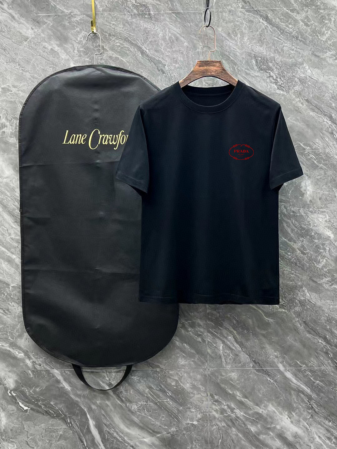 NO:429384,Prada Size Length Bust, shoulders, wide sleeves, long weight S 6748 4920-120 M 7151.5 5120 120-140 L 7255 5422 140-160 XL 7457 5622 160-170 2XL76.55957.523 170-1 3XL77.561.56023 1-210 Spring and summer 2025 new casual loose cotton round neck short-sleeved T-shirt!  Trading companies have sparse channels and are released on the official website at the same time!  The latest series of spring and summer 2025, classic fashion design elements, injecting full vitality into the new series. This T-shirt is carefully selected for imported cotton fabrics. The fabric feels skin-friendly and soft and delicate, and the body logo print design!  It has an extremely comfortable and breathable wearing experience. The whole item is very eye-catching and fashionable, and is deeply loved by young people today!  The loose round neck cut is a neutral style regardless of age and gender, suitable for matching all the styles and looks you need in your daily life!  It is recommended to wear couple outfits to go out on the street to make it more pleasing to the eye!  Size S-3XL, prada, T-shirt,tees, t-shirt,alexander wang19860909普拉达 尺码 衣长 胸围肩宽袖长体重 S 6748 4920-120 M 7151.5 5120 120-140 L 7255 5422 140-160 XL 7457 5622 160-170 2XL76.55957.523 170-1 3XL77.561.56023 1-210 2025春夏新款男女同情侣款休闲宽松棉质圆领短袖T恤衫！贸易公司渠道稀出,同步官网发售 ！ 2025春夏最新系列,经典时尚设计元素,为全新系列注入满满活力,这款T恤衫用心甄选客供进口棉面料制成,面料手感亲肤柔软细腻,衣身logo印花设计！拥有着无比舒适透气性的穿着体验,整件单品极具吸睛度与时尚感,深受当下年轻人的喜爱！基础宽松的圆领版型裁剪,不分年龄与性别的中性款式,适合搭配你日常所需的所有风格与造型！建议搭配情侣装出街会更为养眼出色！尺码S-3XL,,prada,T-shirt,tees，t-shirt,alexander wang,Men's clothing