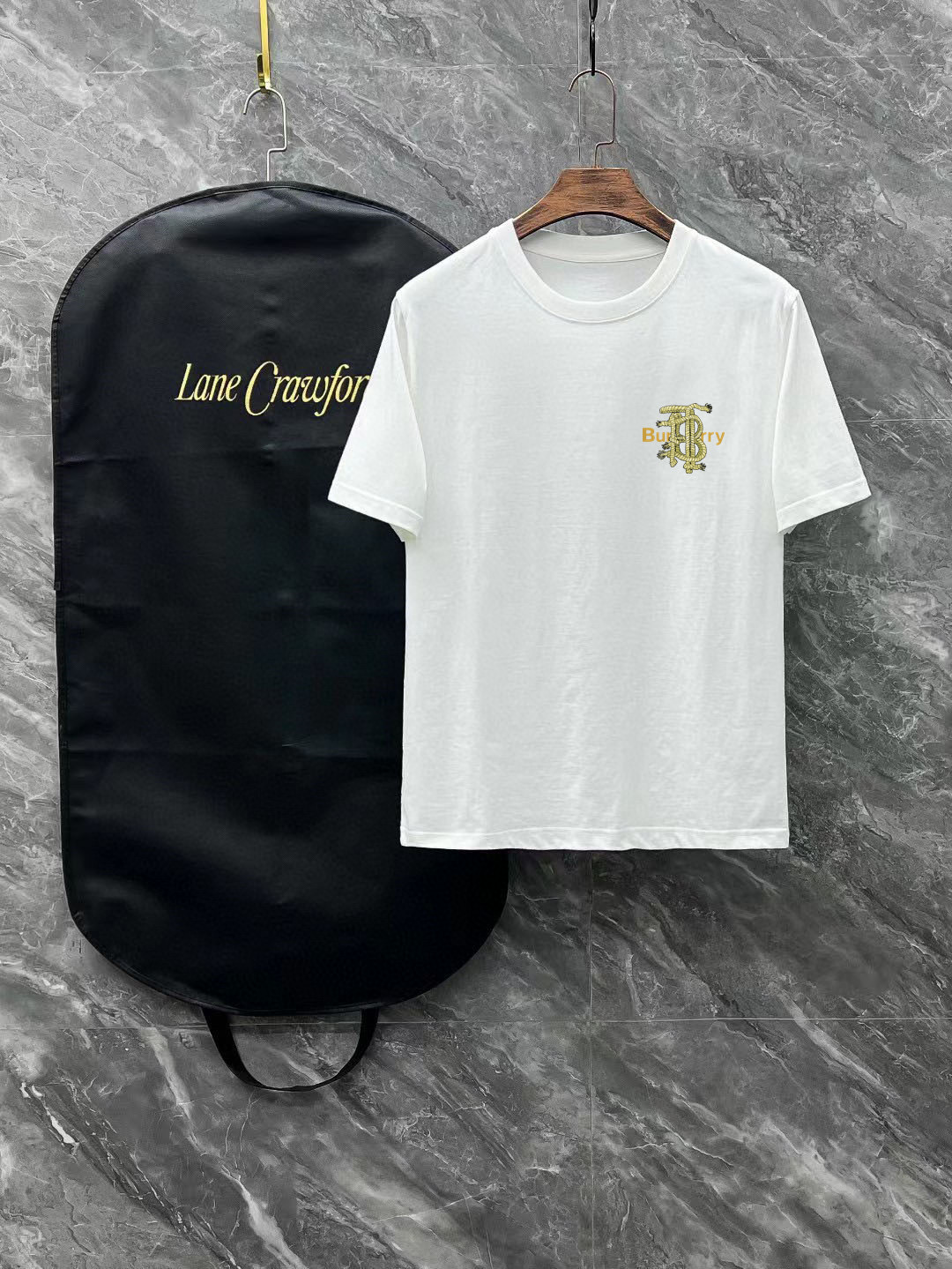 NO:429389,Burberry Size Length Bust, Shoulder, Wide Sleeve, Long Weight S 6748 4920-120 M 7151.5 5120 120-140 L 7255 5422 140-160 XL 7457 5622 160-170 2XL76.55957.523 170-1 3XL77.561.56023 1-210 Spring and summer 2025 new casual loose cotton round neck short-sleeved T-shirt!  Trading companies have sparse channels and are released on the official website at the same time!  The latest series of spring and summer 2025, classic fashion design elements, injecting full vitality into the new series. This T-shirt is carefully selected for imported cotton fabrics. The fabric feels skin-friendly and soft and delicate, and the body logo print design!  It has an extremely comfortable and breathable wearing experience. The whole item is very eye-catching and fashionable, and is deeply loved by young people today!  The loose round neck cut is a neutral style regardless of age and gender, suitable for matching all the styles and looks you need in your daily life!  It is recommended to wear couple outfits to go out on the street to make it more pleasing to the eye!  Size S-3XL, Burberry, T-shirt,tees, t-shirt,alexander wang19860909巴宝莉 尺码 衣长 胸围肩宽袖长体重 S 6748 4920-120 M 7151.5 5120 120-140 L 7255 5422 140-160 XL 7457 5622 160-170 2XL76.55957.523 170-1 3XL77.561.56023 1-210 2025春夏新款男女同情侣款休闲宽松棉质圆领短袖T恤衫！贸易公司渠道稀出,同步官网发售 ！ 2025春夏最新系列,经典时尚设计元素,为全新系列注入满满活力,这款T恤衫用心甄选客供进口棉面料制成,面料手感亲肤柔软细腻,衣身logo印花设计！拥有着无比舒适透气性的穿着体验,整件单品极具吸睛度与时尚感,深受当下年轻人的喜爱！基础宽松的圆领版型裁剪,不分年龄与性别的中性款式,适合搭配你日常所需的所有风格与造型！建议搭配情侣装出街会更为养眼出色！尺码S-3XL,,burberry,T-shirt,tees，t-shirt,alexander wang,Men's clothing