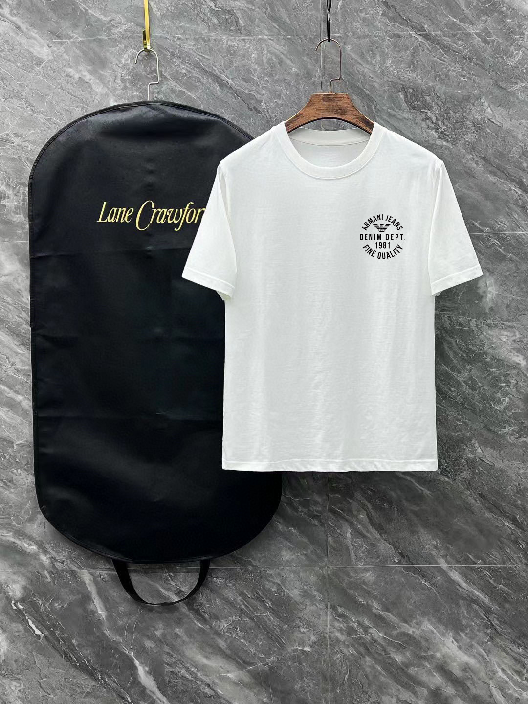 NO:429424,Armani Size Length Bust, shoulders, wide sleeves, long weight S 6748 4920-120 M 7151.5 5120 120-140 L 7255 5422 140-160 XL 7457 5622 160-170 2XL76.55957.523 170-1 3XL77.561.56023 1-210 Spring and summer 2025 new casual loose cotton round neck short-sleeved T-shirt!  Trading companies have sparse channels and are released on the official website at the same time!  The latest series of spring and summer 2025, classic fashion design elements, injecting full vitality into the new series. This T-shirt is carefully selected for imported cotton fabrics. The fabric feels skin-friendly and soft and delicate, and the body logo print design!  It has an extremely comfortable and breathable wearing experience. The whole item is very eye-catching and fashionable, and is deeply loved by young people today!  The loose round neck cut is a neutral style regardless of age and gender, suitable for matching all the styles and looks you need in your daily life!  It is recommended to wear couple outfits to go out on the street to make it more pleasing to the eye!  Size S-3XL, Armani, T-shirt,tees, t-shirt,alexander wang19860909阿玛尼 尺码 衣长 胸围肩宽袖长体重 S 6748 4920-120 M 7151.5 5120 120-140 L 7255 5422 140-160 XL 7457 5622 160-170 2XL76.55957.523 170-1 3XL77.561.56023 1-210 2025春夏新款男女同情侣款休闲宽松棉质圆领短袖T恤衫！贸易公司渠道稀出,同步官网发售 ！ 2025春夏最新系列,经典时尚设计元素,为全新系列注入满满活力,这款T恤衫用心甄选客供进口棉面料制成,面料手感亲肤柔软细腻,衣身logo印花设计！拥有着无比舒适透气性的穿着体验,整件单品极具吸睛度与时尚感,深受当下年轻人的喜爱！基础宽松的圆领版型裁剪,不分年龄与性别的中性款式,适合搭配你日常所需的所有风格与造型！建议搭配情侣装出街会更为养眼出色！尺码S-3XL,,armani,T-shirt,tees，t-shirt,alexander wang,Men's clothing