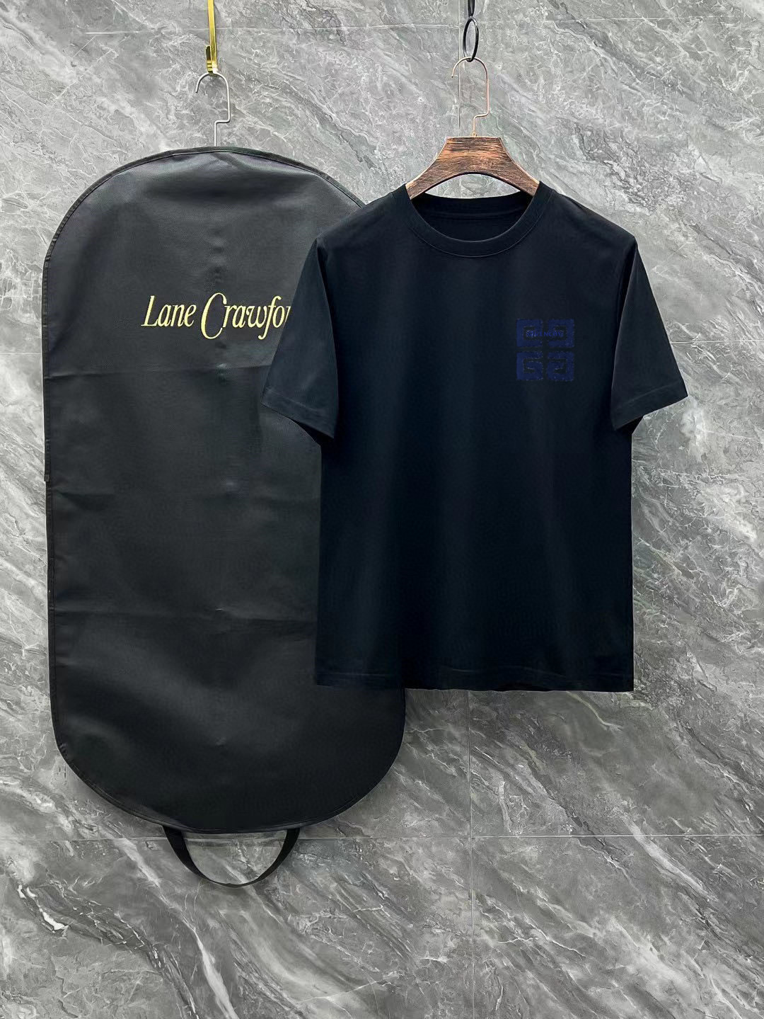 NO:429429,Givenchy Size Length Bust, shoulders, wide sleeves, long weight S 6748 4920-120 M 7151.5 5120 120-140 L 7255 5422 140-160 XL 7457 5622 160-170 2XL76.55957.523 170-1 3XL77.561.56023 1-210 Spring and summer 2025 new casual loose cotton round neck short-sleeved T-shirt!  Trading companies have sparse channels and are released on the official website at the same time!  The latest series of spring and summer 2025, classic fashion design elements, injecting full vitality into the new series. This T-shirt is carefully selected for imported cotton fabrics. The fabric feels skin-friendly and soft and delicate, and the body logo print design!  It has an extremely comfortable and breathable wearing experience. The whole item is very eye-catching and fashionable, and is deeply loved by young people today!  The loose round neck cut is a neutral style regardless of age and gender, suitable for matching all the styles and looks you need in your daily life!  It is recommended to wear couple outfits to go out on the street to make it more pleasing to the eye!  Size S-3XL, given, T-shirt,tees,t-shirt,alexander wang19860909纪梵希 尺码 衣长 胸围肩宽袖长体重 S 6748 4920-120 M 7151.5 5120 120-140 L 7255 5422 140-160 XL 7457 5622 160-170 2XL76.55957.523 170-1 3XL77.561.56023 1-210 2025春夏新款男女同情侣款休闲宽松棉质圆领短袖T恤衫！贸易公司渠道稀出,同步官网发售 ！ 2025春夏最新系列,经典时尚设计元素,为全新系列注入满满活力,这款T恤衫用心甄选客供进口棉面料制成,面料手感亲肤柔软细腻,衣身logo印花设计！拥有着无比舒适透气性的穿着体验,整件单品极具吸睛度与时尚感,深受当下年轻人的喜爱！基础宽松的圆领版型裁剪,不分年龄与性别的中性款式,适合搭配你日常所需的所有风格与造型！建议搭配情侣装出街会更为养眼出色！尺码S-3XL,,givenchy,T-shirt,tees，t-shirt,alexander wang,Men's clothing