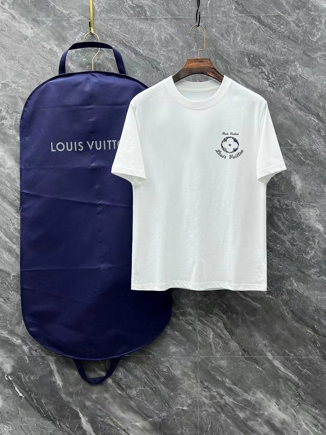 NO:429434,LV Size Length Bust, shoulders, wide sleeves, long weight S 6748 4920-120 M 7151.5 5120 120-140 L 7255 5422 140-160 XL 7457 5622 160-170 2XL76.55957.523 170-1 3XL77.561.56023 1-210 Spring and summer 2025 new casual loose cotton round neck short-sleeved T-shirt!  Trading companies have sparse channels and are released on the official website at the same time!  The latest series of spring and summer 2025, classic fashion design elements, injecting full vitality into the new series. This T-shirt is carefully selected for imported cotton fabrics. The fabric feels skin-friendly and soft and delicate, and the body logo print design!  It has an extremely comfortable and breathable wearing experience. The whole item is very eye-catching and fashionable, and is deeply loved by young people today!  The loose round neck cut is a neutral style regardless of age and gender, suitable for matching all the styles and looks you need in your daily life!  It is recommended to wear couple outfits to go out on the street to make it more pleasing to the eye!  Size S-3XL, louis vuitton, T-shirt,tees, t-shirt,alexander wang19860909LV 尺码 衣长 胸围肩宽袖长体重 S 6748 4920-120 M 7151.5 5120 120-140 L 7255 5422 140-160 XL 7457 5622 160-170 2XL76.55957.523 170-1 3XL77.561.56023 1-210 2025春夏新款男女同情侣款休闲宽松棉质圆领短袖T恤衫！贸易公司渠道稀出,同步官网发售 ！ 2025春夏最新系列,经典时尚设计元素,为全新系列注入满满活力,这款T恤衫用心甄选客供进口棉面料制成,面料手感亲肤柔软细腻,衣身logo印花设计！拥有着无比舒适透气性的穿着体验,整件单品极具吸睛度与时尚感,深受当下年轻人的喜爱！基础宽松的圆领版型裁剪,不分年龄与性别的中性款式,适合搭配你日常所需的所有风格与造型！建议搭配情侣装出街会更为养眼出色！尺码S-3XL,,louis vuitton,T-shirt,tees，t-shirt,alexander wang,Men's clothing