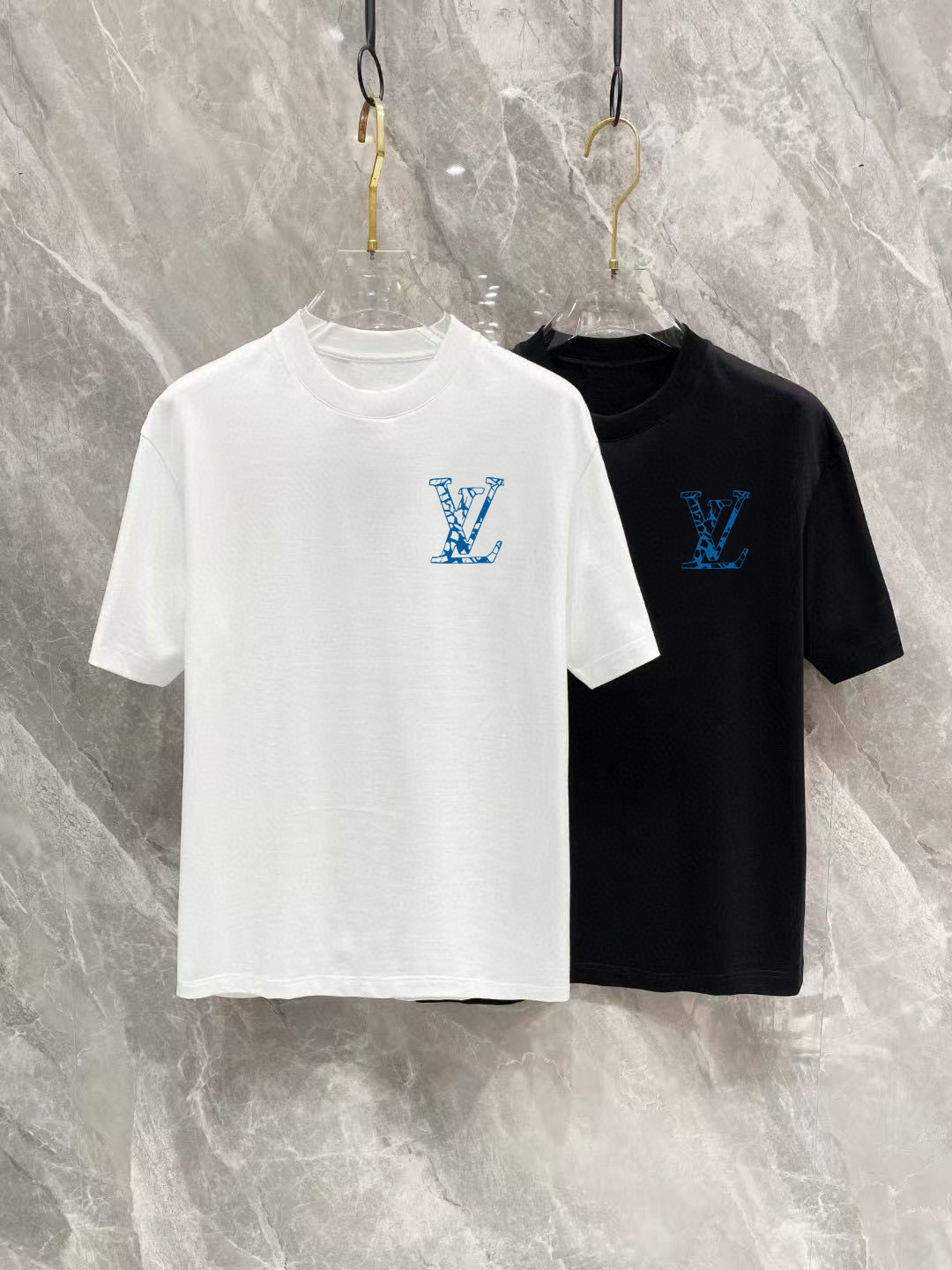 NO:429454,LV Size Length Bust, shoulders, wide sleeves, long weight S 6748 4920-120 M 7151.5 5120 120-140 L 7255 5422 140-160 XL 7457 5622 160-170 2XL76.55957.523 170-1 3XL77.561.56023 1-210 Spring and summer 2025 new casual loose cotton round neck short-sleeved T-shirt!  Trading companies have sparse channels and are released on the official website at the same time!  The latest series of spring and summer 2025, classic fashion design elements, injecting full vitality into the new series. This T-shirt is carefully selected for imported cotton fabrics. The fabric feels skin-friendly and soft and delicate, and the body logo print design!  It has an extremely comfortable and breathable wearing experience. The whole item is very eye-catching and fashionable, and is deeply loved by young people today!  The loose round neck cut is a neutral style regardless of age and gender, suitable for matching all the styles and looks you need in your daily life!  It is recommended to wear couple outfits to go out on the street to make it more pleasing to the eye!  Size S-3XL, louis vuitton, T-shirt,tees, t-shirt,alexander wang19860909LV 尺码 衣长 胸围肩宽袖长体重 S 6748 4920-120 M 7151.5 5120 120-140 L 7255 5422 140-160 XL 7457 5622 160-170 2XL76.55957.523 170-1 3XL77.561.56023 1-210 2025春夏新款男女同情侣款休闲宽松棉质圆领短袖T恤衫！贸易公司渠道稀出,同步官网发售 ！ 2025春夏最新系列,经典时尚设计元素,为全新系列注入满满活力,这款T恤衫用心甄选客供进口棉面料制成,面料手感亲肤柔软细腻,衣身logo印花设计！拥有着无比舒适透气性的穿着体验,整件单品极具吸睛度与时尚感,深受当下年轻人的喜爱！基础宽松的圆领版型裁剪,不分年龄与性别的中性款式,适合搭配你日常所需的所有风格与造型！建议搭配情侣装出街会更为养眼出色！尺码S-3XL,,louis vuitton,T-shirt,tees，t-shirt,alexander wang,Men's clothing