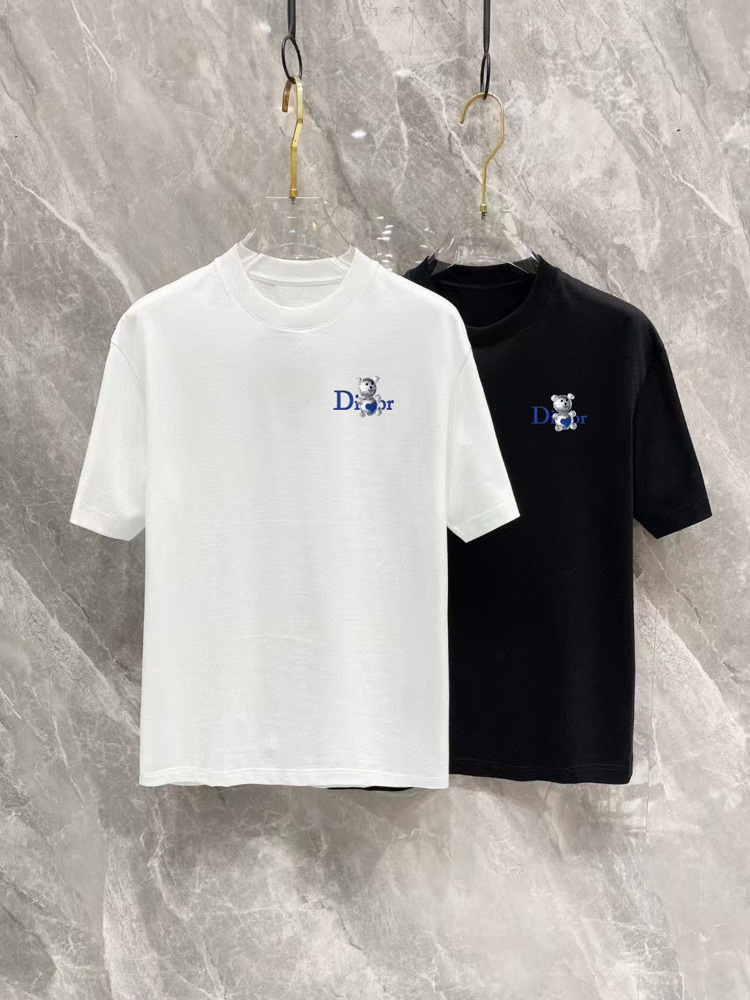 NO:429435,Dior Size Length Bust, shoulders, wide sleeves, long weight S 6748 4920-120 M 7151.5 5120 120-140 L 7255 5422 140-160 XL 7457 5622 160-170 2XL76.55957.523 170-1 3XL77.561.56023 1-210 Spring and summer 2025 new casual loose cotton round neck short-sleeved T-shirt!  Trading companies have sparse channels and are released on the official website at the same time!  The latest series of spring and summer 2025, classic fashion design elements, injecting full vitality into the new series. This T-shirt is carefully selected for imported cotton fabrics. The fabric feels skin-friendly and soft and delicate, and the body logo print design!  It has an extremely comfortable and breathable wearing experience. The whole item is very eye-catching and fashionable, and is deeply loved by young people today!  The loose round neck cut is a neutral style regardless of age and gender, suitable for matching all the styles and looks you need in your daily life!  It is recommended to wear couple outfits to go out on the street to make it more pleasing to the eye!  Size S-3XL, Dior, T-shirt,tees, t-shirt,alexander wang19860909迪奥 尺码 衣长 胸围肩宽袖长体重 S 6748 4920-120 M 7151.5 5120 120-140 L 7255 5422 140-160 XL 7457 5622 160-170 2XL76.55957.523 170-1 3XL77.561.56023 1-210 2025春夏新款男女同情侣款休闲宽松棉质圆领短袖T恤衫！贸易公司渠道稀出,同步官网发售 ！ 2025春夏最新系列,经典时尚设计元素,为全新系列注入满满活力,这款T恤衫用心甄选客供进口棉面料制成,面料手感亲肤柔软细腻,衣身logo印花设计！拥有着无比舒适透气性的穿着体验,整件单品极具吸睛度与时尚感,深受当下年轻人的喜爱！基础宽松的圆领版型裁剪,不分年龄与性别的中性款式,适合搭配你日常所需的所有风格与造型！建议搭配情侣装出街会更为养眼出色！尺码S-3XL,,dior,T-shirt,tees，t-shirt,alexander wang,Men's clothing