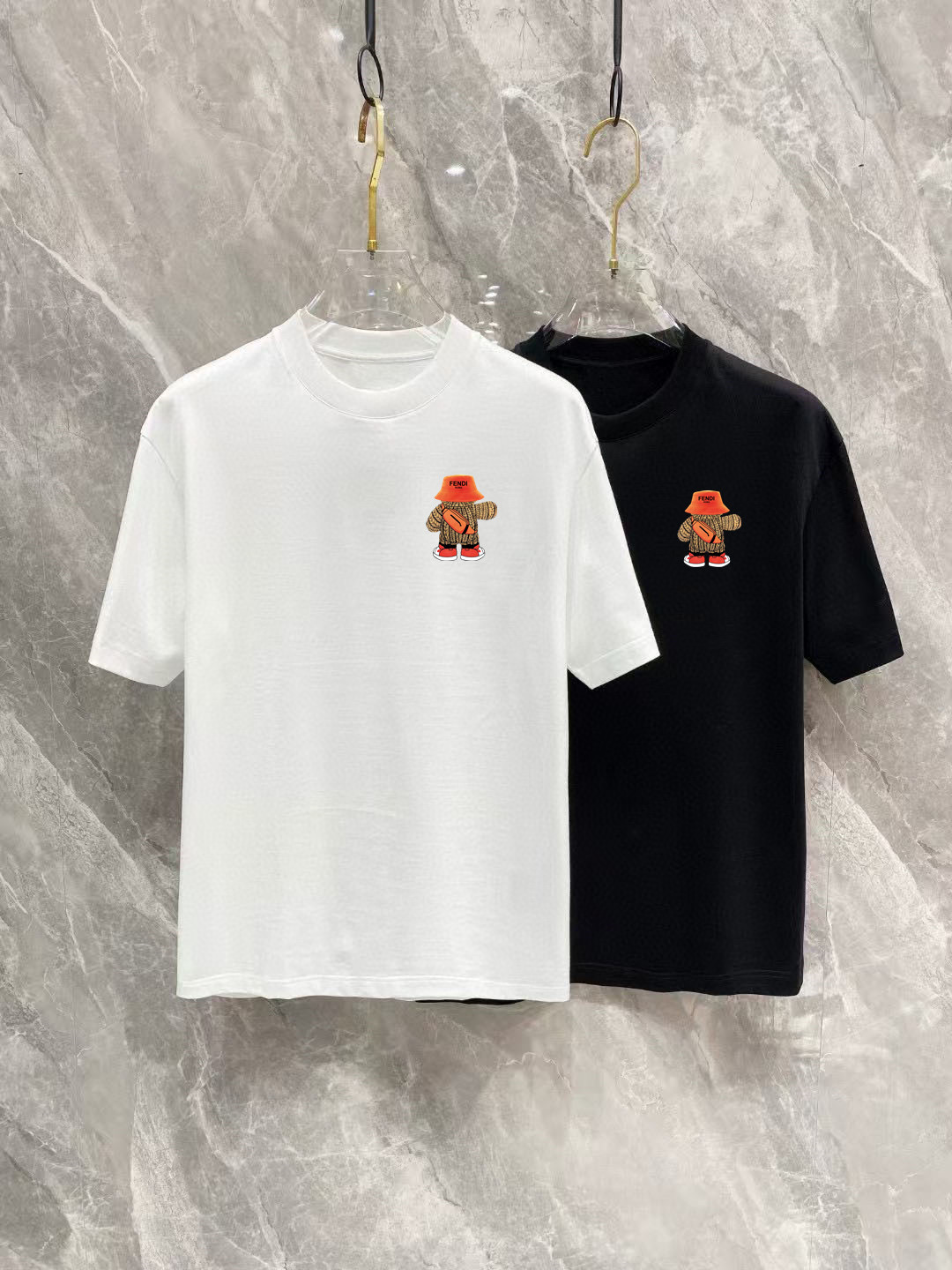 NO:429450,Fendi Size Length Bust, Shoulder, Wide Sleeve, Long Weight S 6748 4920-120 M 7151.5 5120 120-140 L 7255 5422 140-160 XL 7457 5622 160-170 2XL76.55957.523 170-1 3XL77.561.56023 1-210 Spring and summer 2025 new casual loose cotton round neck short-sleeved T-shirt!  Trading companies have sparse channels and are released on the official website at the same time!  The latest series of spring and summer 2025, classic fashion design elements, injecting full vitality into the new series. This T-shirt is carefully selected for imported cotton fabrics. The fabric feels skin-friendly and soft and delicate, and the body logo print design!  It has an extremely comfortable and breathable wearing experience. The whole item is very eye-catching and fashionable, and is deeply loved by young people today!  The loose round neck cut is a neutral style regardless of age and gender, suitable for matching all the styles and looks you need in your daily life!  It is recommended to wear couple outfits to go out on the street to make it more pleasing to the eye!  Size S-3XL, fendi, T-shirt,tees, t-shirt,alexander wang19860909芬迪 尺码 衣长 胸围肩宽袖长体重 S 6748 4920-120 M 7151.5 5120 120-140 L 7255 5422 140-160 XL 7457 5622 160-170 2XL76.55957.523 170-1 3XL77.561.56023 1-210 2025春夏新款男女同情侣款休闲宽松棉质圆领短袖T恤衫！贸易公司渠道稀出,同步官网发售 ！ 2025春夏最新系列,经典时尚设计元素,为全新系列注入满满活力,这款T恤衫用心甄选客供进口棉面料制成,面料手感亲肤柔软细腻,衣身logo印花设计！拥有着无比舒适透气性的穿着体验,整件单品极具吸睛度与时尚感,深受当下年轻人的喜爱！基础宽松的圆领版型裁剪,不分年龄与性别的中性款式,适合搭配你日常所需的所有风格与造型！建议搭配情侣装出街会更为养眼出色！尺码S-3XL,,fendi,T-shirt,tees，t-shirt,alexander wang,Men's clothing