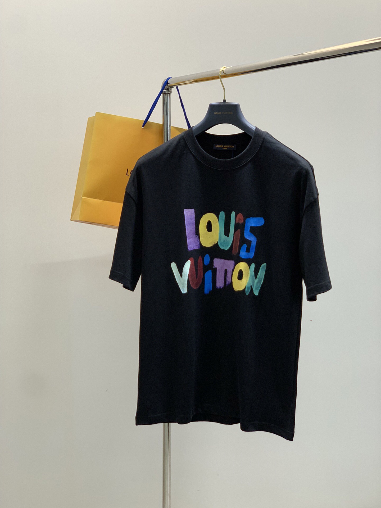 NO:444097,LV Size Length Bust, shoulders, wide sleeves, long weight S 6748 4920-120 M 7151.5 5120 120-140 L 7255 5422 140-160 XL 7457 5622 160-170 2XL76.55957.523 170-1 3XL77.561.56023 1-210 Spring and summer new casual loose cotton round neck short-sleeved T-shirt for couples!  Trading companies have sparse channels and are released on the official website at the same time!  The latest spring and summer series, classic fashion design elements, injecting full vitality into the new series. This T-shirt is carefully selected for imported cotton fabrics. The fabric feels skin-friendly and soft and delicate, and the body logo print design!  It has an extremely comfortable and breathable wearing experience. The whole item is very eye-catching and fashionable, and is deeply loved by young people today!  The loose round neck cut is a neutral style regardless of age and gender, suitable for matching all the styles and looks you need in your daily life!  It is recommended to wear couple outfits to go out on the street to make it more pleasing to the eye!  Size S-3XL, louis vuitton, T-shirt,tees, t-shirt,alexander wang19860909LV 尺码 衣长 胸围肩宽袖长体重 S 6748 4920-120 M 7151.5 5120 120-140 L 7255 5422 140-160 XL 7457 5622 160-170 2XL76.55957.523 170-1 3XL77.561.56023 1-210 春夏新款男女同情侣款休闲宽松棉质圆领短袖T恤衫！贸易公司渠道稀出,同步官网发售 ！ 春夏最新系列,经典时尚设计元素,为全新系列注入满满活力,这款T恤衫用心甄选客供进口棉面料制成,面料手感亲肤柔软细腻,衣身logo印花设计！拥有着无比舒适透气性的穿着体验,整件单品极具吸睛度与时尚感,深受当下年轻人的喜爱！基础宽松的圆领版型裁剪,不分年龄与性别的中性款式,适合搭配你日常所需的所有风格与造型！建议搭配情侣装出街会更为养眼出色！尺码S-3XL,,louis vuitton,T-shirt,tees，t-shirt,alexander wang,Men's clothing