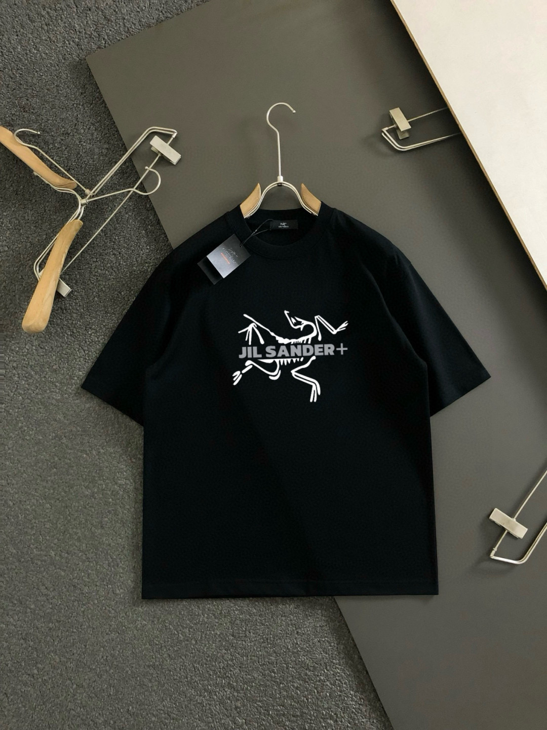 NO:442532,Archaeopteryx Size Length Bust, Shoulder, Wide Sleeve, Long Weight S 6748 4920-120 M 7151.5 5120 120-140 L 7255 5422 140-160 XL 7457 5622 160-170 2XL76.55957.523 170-1 3XL77.561.56023 1-210 Spring and summer 2025 new casual loose cotton round neck short-sleeved T-shirt!  Trading companies have sparse channels and are released on the official website at the same time!  The latest series of spring and summer 2025, classic fashion design elements, injecting full vitality into the new series. This T-shirt is carefully selected for imported cotton fabrics. The fabric feels skin-friendly and soft and delicate, and the body logo print design!  It has an extremely comfortable and breathable wearing experience. The whole item is very eye-catching and fashionable, and is deeply loved by young people today!  The loose round neck cut is a neutral style regardless of age and gender, suitable for matching all the styles and looks you need in your daily life!  It is recommended to wear couple outfits to go out on the street to make it more pleasing to the eye!  Size S-3XL, arc'teryx, T-shirt,tees, t-shirt,alexander wang19860909始祖鸟 尺码 衣长 胸围肩宽袖长体重 S 6748 4920-120 M 7151.5 5120 120-140 L 7255 5422 140-160 XL 7457 5622 160-170 2XL76.55957.523 170-1 3XL77.561.56023 1-210 2025春夏新款男女同情侣款休闲宽松棉质圆领短袖T恤衫！贸易公司渠道稀出,同步官网发售 ！ 2025春夏最新系列,经典时尚设计元素,为全新系列注入满满活力,这款T恤衫用心甄选客供进口棉面料制成,面料手感亲肤柔软细腻,衣身logo印花设计！拥有着无比舒适透气性的穿着体验,整件单品极具吸睛度与时尚感,深受当下年轻人的喜爱！基础宽松的圆领版型裁剪,不分年龄与性别的中性款式,适合搭配你日常所需的所有风格与造型！建议搭配情侣装出街会更为养眼出色！尺码S-3XL,arc'teryx,T-shirt,tees，t-shirt,alexander wang,Men's clothing