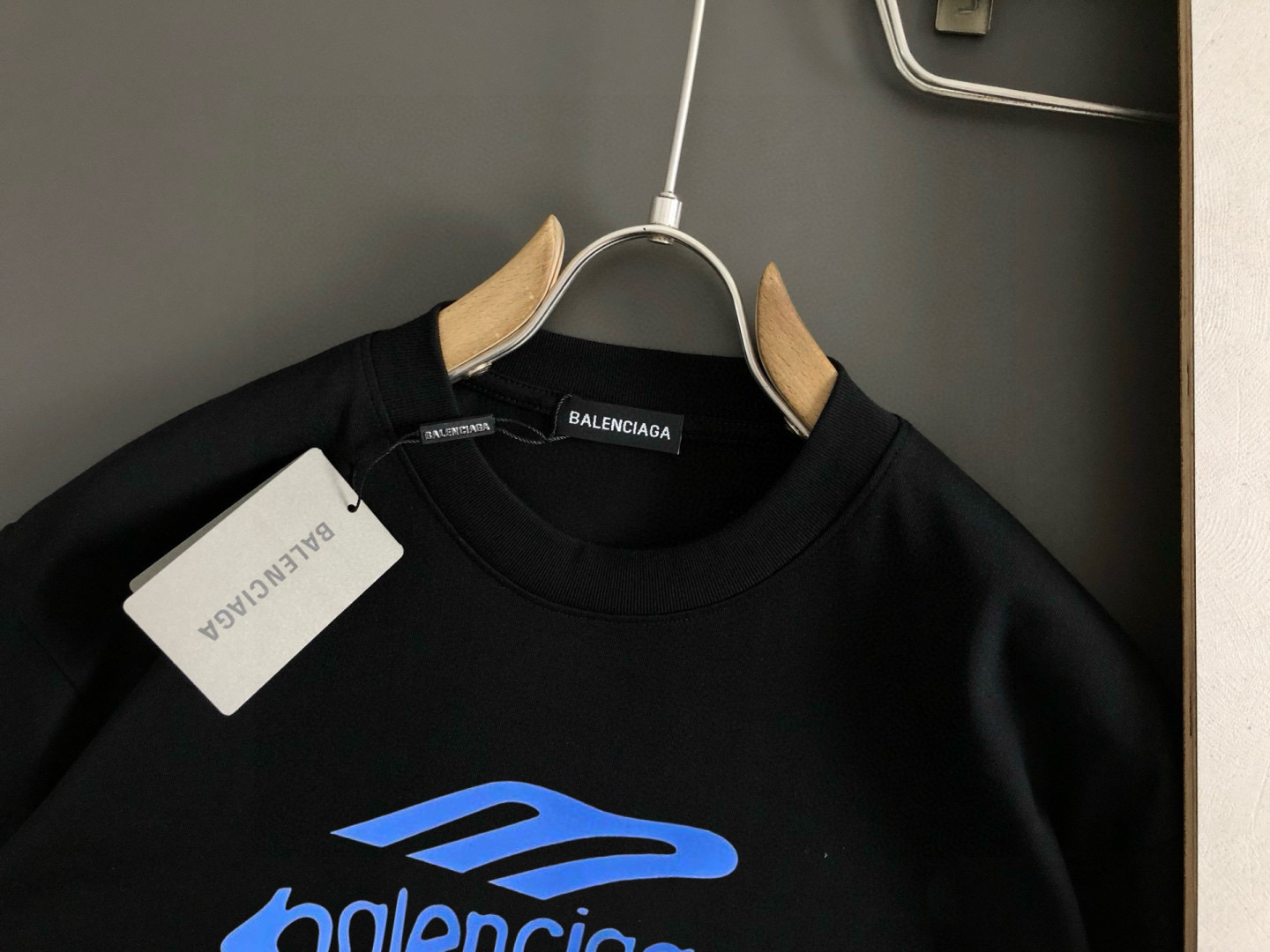 NO:442544,Balenciaga Size Length Bust, Shoulder, Wide Sleeve, Long Weight S 6748 4920-120 M 7151.5 5120 120-140 L 7255 5422 140-160 XL 7457 5622 160-170 2XL76.55957.523 170-1 3XL77.561.56023 1-210 Spring and summer 2025 new casual loose cotton round neck short-sleeved T-shirt!  Trading companies have sparse channels and are released on the official website at the same time!  The latest series of spring and summer 2025, classic fashion design elements, injecting full vitality into the new series. This T-shirt is carefully selected for imported cotton fabrics. The fabric feels skin-friendly and soft and delicate, and the body logo print design!  It has an extremely comfortable and breathable wearing experience. The whole item is very eye-catching and fashionable, and is deeply loved by young people today!  The loose round neck cut is a neutral style regardless of age and gender, suitable for matching all the styles and looks you need in your daily life!  It is recommended to wear couple outfits to go out on the street to make it more pleasing to the eye!  Size S-3XL, balenciaga, T-shirt,tees, t-shirt,alexander wang19860909巴黎世家 尺码 衣长 胸围肩宽袖长体重 S 6748 4920-120 M 7151.5 5120 120-140 L 7255 5422 140-160 XL 7457 5622 160-170 2XL76.55957.523 170-1 3XL77.561.56023 1-210 2025春夏新款男女同情侣款休闲宽松棉质圆领短袖T恤衫！贸易公司渠道稀出,同步官网发售 ！ 2025春夏最新系列,经典时尚设计元素,为全新系列注入满满活力,这款T恤衫用心甄选客供进口棉面料制成,面料手感亲肤柔软细腻,衣身logo印花设计！拥有着无比舒适透气性的穿着体验,整件单品极具吸睛度与时尚感,深受当下年轻人的喜爱！基础宽松的圆领版型裁剪,不分年龄与性别的中性款式,适合搭配你日常所需的所有风格与造型！建议搭配情侣装出街会更为养眼出色！尺码S-3XL,,balenciaga,T-shirt,tees，t-shirt,alexander wang,Men's clothing