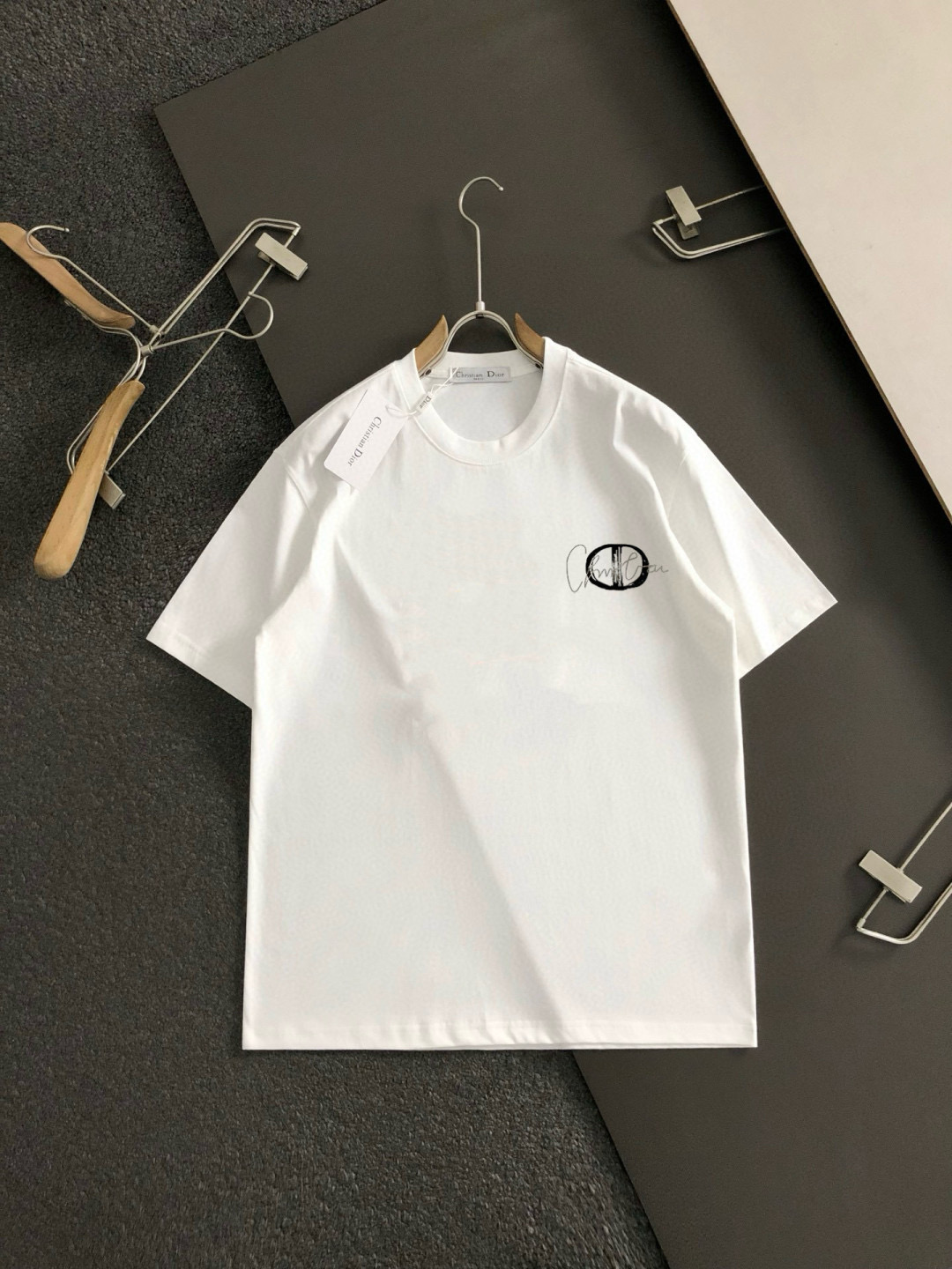 NO:442550,Dior Size Length Bust, shoulders, wide sleeves, long weight S 6748 4920-120 M 7151.5 5120 120-140 L 7255 5422 140-160 XL 7457 5622 160-170 2XL76.55957.523 170-1 3XL77.561.56023 1-210 Spring and summer 2025 new casual loose cotton round neck short-sleeved T-shirt!  Trading companies have sparse channels and are released on the official website at the same time!  The latest series of spring and summer 2025, classic fashion design elements, injecting full vitality into the new series. This T-shirt is carefully selected for imported cotton fabrics. The fabric feels skin-friendly and soft and delicate, and the body logo print design!  It has an extremely comfortable and breathable wearing experience. The whole item is very eye-catching and fashionable, and is deeply loved by young people today!  The loose round neck cut is a neutral style regardless of age and gender, suitable for matching all the styles and looks you need in your daily life!  It is recommended to wear couple outfits to go out on the street to make it more pleasing to the eye!  Size S-3XL, Dior, T-shirt,tees, t-shirt,alexander wang19860909迪奥 尺码 衣长 胸围肩宽袖长体重 S 6748 4920-120 M 7151.5 5120 120-140 L 7255 5422 140-160 XL 7457 5622 160-170 2XL76.55957.523 170-1 3XL77.561.56023 1-210 2025春夏新款男女同情侣款休闲宽松棉质圆领短袖T恤衫！贸易公司渠道稀出,同步官网发售 ！ 2025春夏最新系列,经典时尚设计元素,为全新系列注入满满活力,这款T恤衫用心甄选客供进口棉面料制成,面料手感亲肤柔软细腻,衣身logo印花设计！拥有着无比舒适透气性的穿着体验,整件单品极具吸睛度与时尚感,深受当下年轻人的喜爱！基础宽松的圆领版型裁剪,不分年龄与性别的中性款式,适合搭配你日常所需的所有风格与造型！建议搭配情侣装出街会更为养眼出色！尺码S-3XL,,dior,T-shirt,tees，t-shirt,alexander wang,Men's clothing