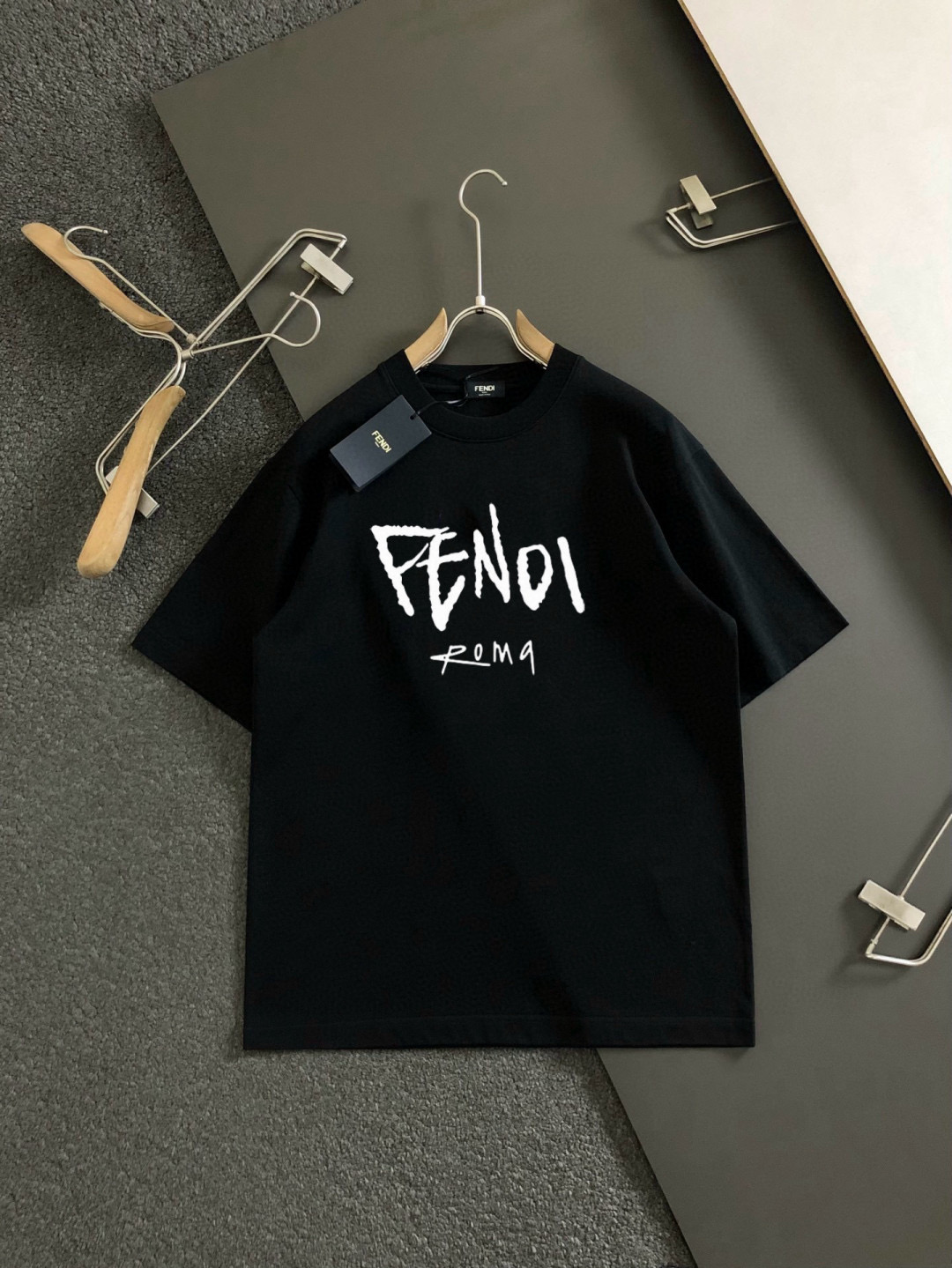 NO:442556,Fendi Size Length Bust, Shoulder, Wide Sleeve, Long Weight S 6748 4920-120 M 7151.5 5120 120-140 L 7255 5422 140-160 XL 7457 5622 160-170 2XL76.55957.523 170-1 3XL77.561.56023 1-210 Spring and summer 2025 new casual loose cotton round neck short-sleeved T-shirt!  Trading companies have sparse channels and are released on the official website at the same time!  The latest series of spring and summer 2025, classic fashion design elements, injecting full vitality into the new series. This T-shirt is carefully selected for imported cotton fabrics. The fabric feels skin-friendly and soft and delicate, and the body logo print design!  It has an extremely comfortable and breathable wearing experience. The whole item is very eye-catching and fashionable, and is deeply loved by young people today!  The loose round neck cut is a neutral style regardless of age and gender, suitable for matching all the styles and looks you need in your daily life!  It is recommended to wear couple outfits to go out on the street to make it more pleasing to the eye!  Size S-3XL, fendi, T-shirt,tees, t-shirt,alexander wang19860909芬迪 尺码 衣长 胸围肩宽袖长体重 S 6748 4920-120 M 7151.5 5120 120-140 L 7255 5422 140-160 XL 7457 5622 160-170 2XL76.55957.523 170-1 3XL77.561.56023 1-210 2025春夏新款男女同情侣款休闲宽松棉质圆领短袖T恤衫！贸易公司渠道稀出,同步官网发售 ！ 2025春夏最新系列,经典时尚设计元素,为全新系列注入满满活力,这款T恤衫用心甄选客供进口棉面料制成,面料手感亲肤柔软细腻,衣身logo印花设计！拥有着无比舒适透气性的穿着体验,整件单品极具吸睛度与时尚感,深受当下年轻人的喜爱！基础宽松的圆领版型裁剪,不分年龄与性别的中性款式,适合搭配你日常所需的所有风格与造型！建议搭配情侣装出街会更为养眼出色！尺码S-3XL,,fendi,T-shirt,tees，t-shirt,alexander wang,Men's clothing