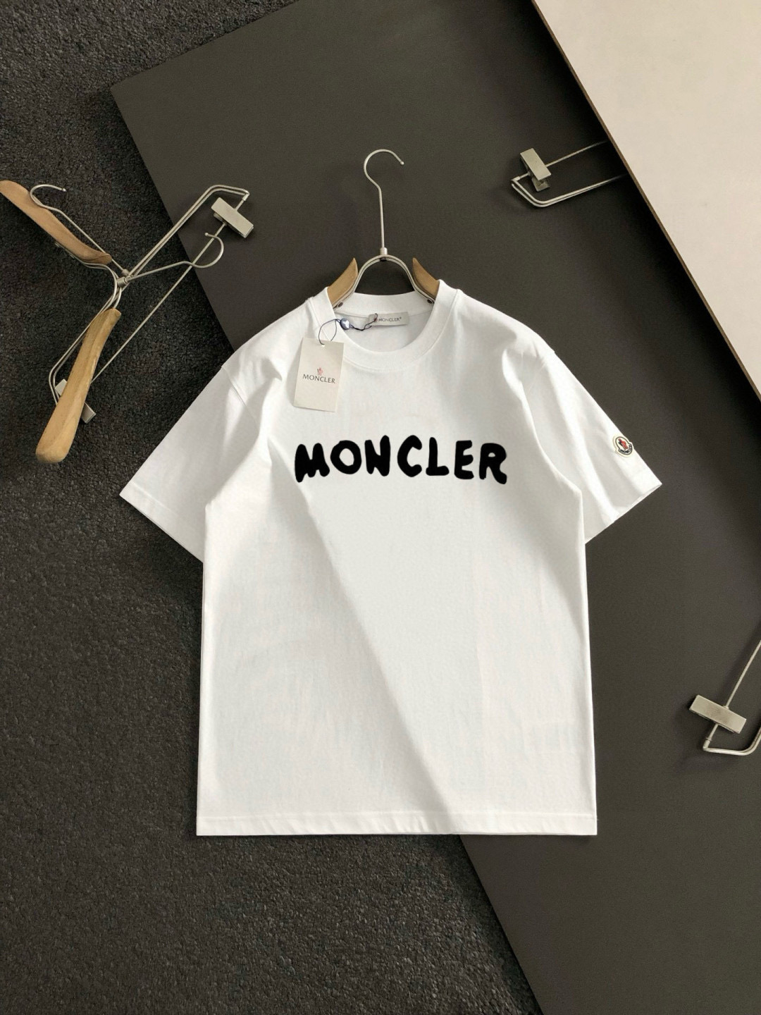 NO:442561,The cover, size, length, bust, shoulders, wide sleeves, long weight, S 6748 4920-120 M 7151.5 5120 120-140 L 7255 5422 140-160 XL 7457 5622 160-170 2XL76.55957.523 170-1 3XL77.561.56023 1-210 Spring and summer 2025 new casual loose cotton round neck short-sleeved T-shirt!  Trading companies have sparse channels and are released on the official website at the same time!  The latest series of spring and summer 2025, classic fashion design elements, injecting full vitality into the new series. This T-shirt is carefully selected for imported cotton fabrics. The fabric feels skin-friendly and soft and delicate, and the body logo print design!  It has an extremely comfortable and breathable wearing experience. The whole item is very eye-catching and fashionable, and is deeply loved by young people today!  The loose round neck cut is a neutral style regardless of age and gender, suitable for matching all the styles and looks you need in your daily life!  It is recommended to wear couple outfits to go out on the street to make it more pleasing to the eye!  Size S-3XL, Moncler, T-shirt,tees, t-shirt,alexander wang19860909蒙口 尺码 衣长 胸围肩宽袖长体重 S 6748 4920-120 M 7151.5 5120 120-140 L 7255 5422 140-160 XL 7457 5622 160-170 2XL76.55957.523 170-1 3XL77.561.56023 1-210 2025春夏新款男女同情侣款休闲宽松棉质圆领短袖T恤衫！贸易公司渠道稀出,同步官网发售 ！ 2025春夏最新系列,经典时尚设计元素,为全新系列注入满满活力,这款T恤衫用心甄选客供进口棉面料制成,面料手感亲肤柔软细腻,衣身logo印花设计！拥有着无比舒适透气性的穿着体验,整件单品极具吸睛度与时尚感,深受当下年轻人的喜爱！基础宽松的圆领版型裁剪,不分年龄与性别的中性款式,适合搭配你日常所需的所有风格与造型！建议搭配情侣装出街会更为养眼出色！尺码S-3XL,,Moncler,T-shirt,tees，t-shirt,alexander wang,Men's clothing