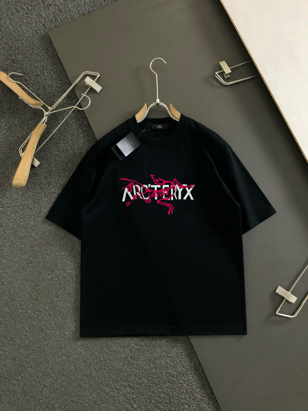 NO:442568,Archaeopteryx Size Length Bust, Shoulder, Wide Sleeve, Long Weight S 6748 4920-120 M 7151.5 5120 120-140 L 7255 5422 140-160 XL 7457 5622 160-170 2XL76.55957.523 170-1 3XL77.561.56023 1-210 Spring and summer 2025 new casual loose cotton round neck short-sleeved T-shirt!  Trading companies have sparse channels and are released on the official website at the same time!  The latest series of spring and summer 2025, classic fashion design elements, injecting full vitality into the new series. This T-shirt is carefully selected for imported cotton fabrics. The fabric feels skin-friendly and soft and delicate, and the body logo print design!  It has an extremely comfortable and breathable wearing experience. The whole item is very eye-catching and fashionable, and is deeply loved by young people today!  The loose round neck cut is a neutral style regardless of age and gender, suitable for matching all the styles and looks you need in your daily life!  It is recommended to wear couple outfits to go out on the street to make it more pleasing to the eye!  Size S-3XL, arc'teryx, T-shirt,tees, t-shirt,alexander wang19860909始祖鸟 尺码 衣长 胸围肩宽袖长体重 S 6748 4920-120 M 7151.5 5120 120-140 L 7255 5422 140-160 XL 7457 5622 160-170 2XL76.55957.523 170-1 3XL77.561.56023 1-210 2025春夏新款男女同情侣款休闲宽松棉质圆领短袖T恤衫！贸易公司渠道稀出,同步官网发售 ！ 2025春夏最新系列,经典时尚设计元素,为全新系列注入满满活力,这款T恤衫用心甄选客供进口棉面料制成,面料手感亲肤柔软细腻,衣身logo印花设计！拥有着无比舒适透气性的穿着体验,整件单品极具吸睛度与时尚感,深受当下年轻人的喜爱！基础宽松的圆领版型裁剪,不分年龄与性别的中性款式,适合搭配你日常所需的所有风格与造型！建议搭配情侣装出街会更为养眼出色！尺码S-3XL,arc'teryx,T-shirt,tees，t-shirt,alexander wang,Men's clothing