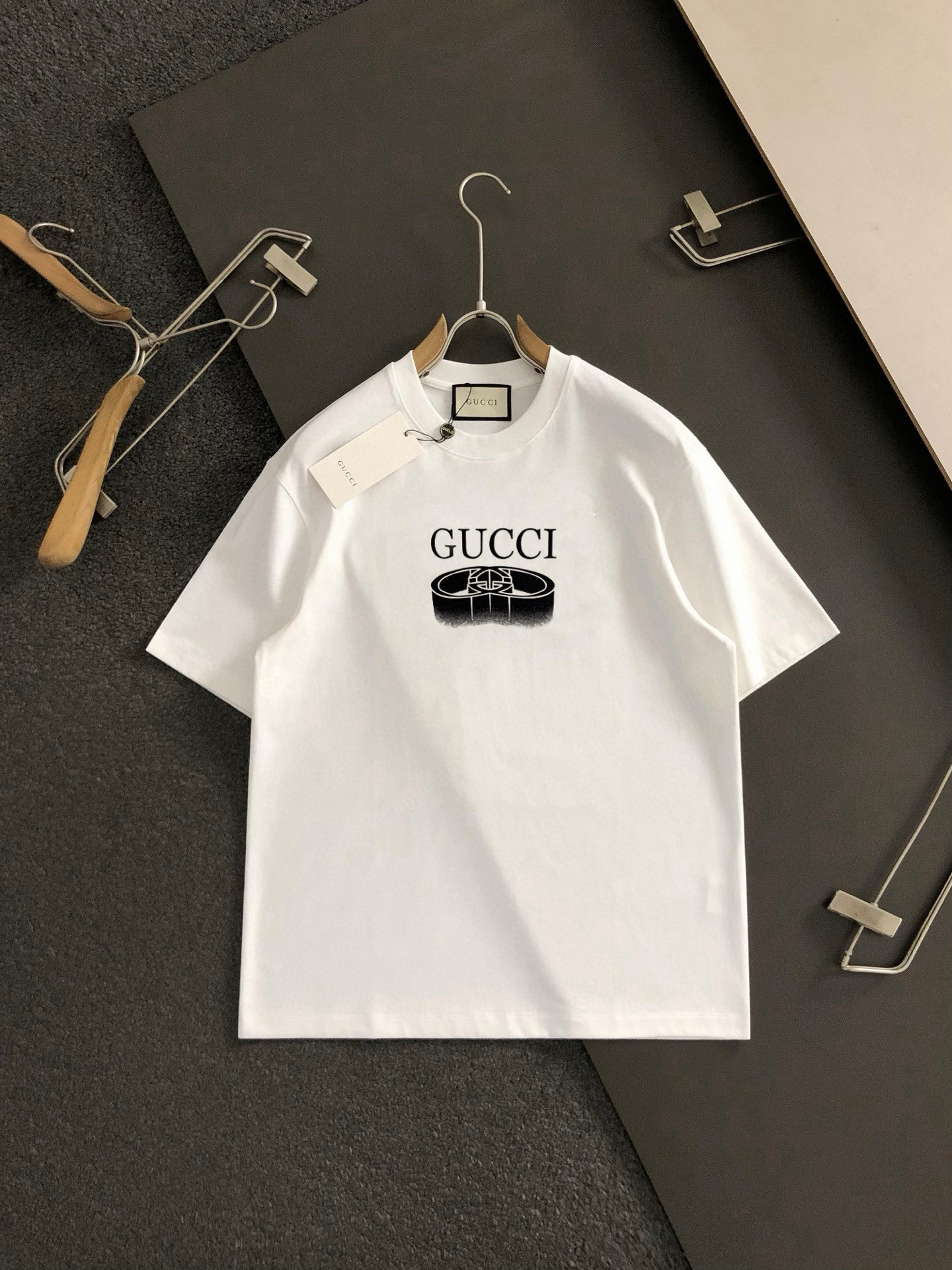 NO:442574,Gucci Size Length Bust, shoulders, wide sleeves, long weight S 6748 4920-120 M 7151.5 5120 120-140 L 7255 5422 140-160 XL 7457 5622 160-170 2XL76.55957.523 170-1 3XL77.561.56023 1-210 Spring and summer 2025 new casual loose cotton round neck short-sleeved T-shirt!  Trading companies have sparse channels and are released on the official website at the same time!  The latest series of spring and summer 2025, classic fashion design elements, injecting full vitality into the new series. This T-shirt is carefully selected for imported cotton fabrics. The fabric feels skin-friendly and soft and delicate, and the body logo print design!  It has an extremely comfortable and breathable wearing experience. The whole item is very eye-catching and fashionable, and is deeply loved by young people today!  The loose round neck cut is a neutral style regardless of age and gender, suitable for matching all the styles and looks you need in your daily life!  It is recommended to wear couple outfits to go out on the street to make it more pleasing to the eye!  Size S-3XL, gucci, T-shirt,tees, t-shirt,alexander wang19860909古驰 尺码 衣长 胸围肩宽袖长体重 S 6748 4920-120 M 7151.5 5120 120-140 L 7255 5422 140-160 XL 7457 5622 160-170 2XL76.55957.523 170-1 3XL77.561.56023 1-210 2025春夏新款男女同情侣款休闲宽松棉质圆领短袖T恤衫！贸易公司渠道稀出,同步官网发售 ！ 2025春夏最新系列,经典时尚设计元素,为全新系列注入满满活力,这款T恤衫用心甄选客供进口棉面料制成,面料手感亲肤柔软细腻,衣身logo印花设计！拥有着无比舒适透气性的穿着体验,整件单品极具吸睛度与时尚感,深受当下年轻人的喜爱！基础宽松的圆领版型裁剪,不分年龄与性别的中性款式,适合搭配你日常所需的所有风格与造型！建议搭配情侣装出街会更为养眼出色！尺码S-3XL,,gucci,T-shirt,tees，t-shirt,alexander wang,Men's clothing