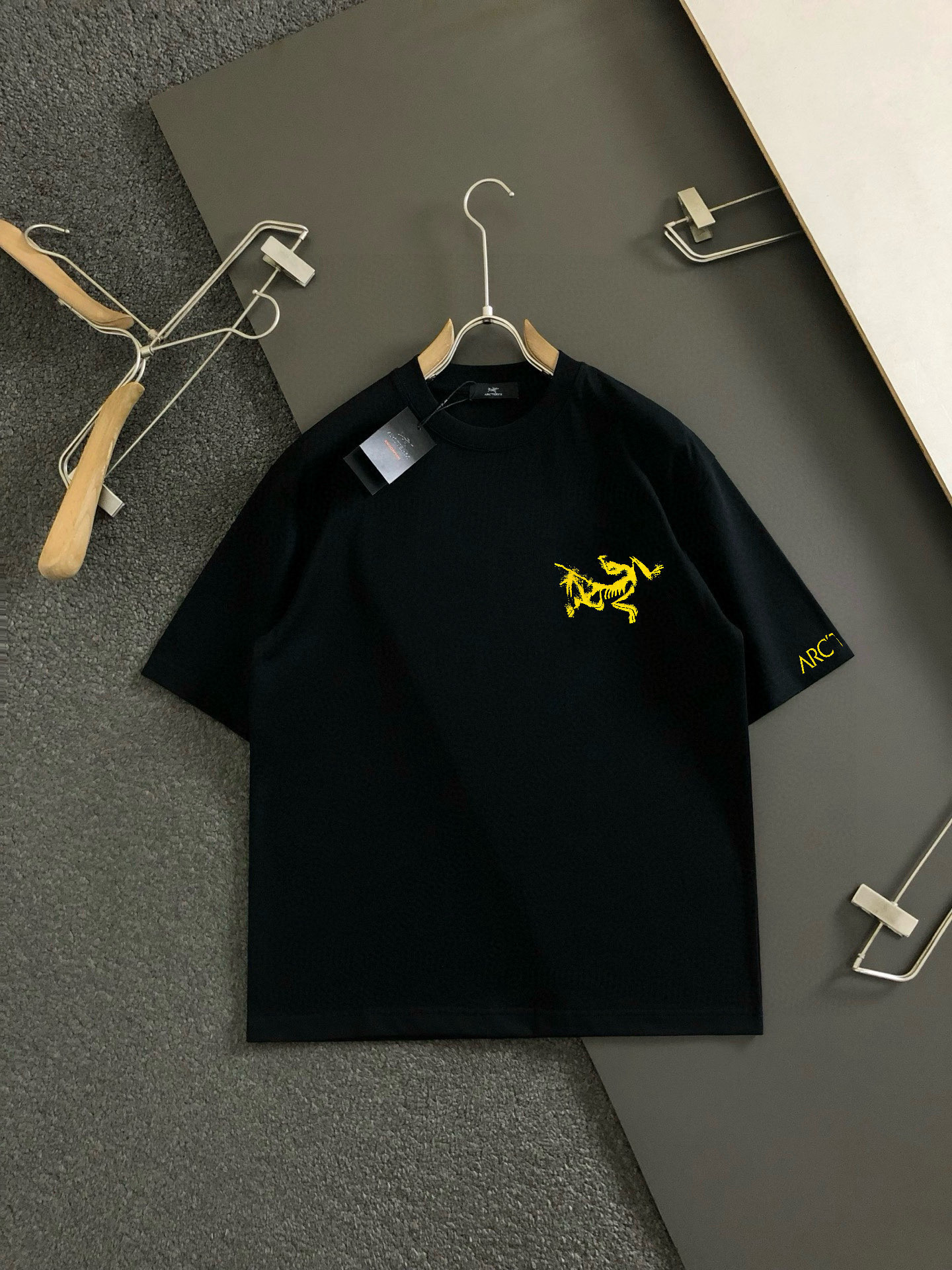 NO:442585,Archaeopteryx Size Length Bust, Shoulder, Wide Sleeve, Long Weight S 6748 4920-120 M 7151.5 5120 120-140 L 7255 5422 140-160 XL 7457 5622 160-170 2XL76.55957.523 170-1 3XL77.561.56023 1-210 Spring and summer 2025 new casual loose cotton round neck short-sleeved T-shirt!  Trading companies have sparse channels and are released on the official website at the same time!  The latest series of spring and summer 2025, classic fashion design elements, injecting full vitality into the new series. This T-shirt is carefully selected for imported cotton fabrics. The fabric feels skin-friendly and soft and delicate, and the body logo print design!  It has an extremely comfortable and breathable wearing experience. The whole item is very eye-catching and fashionable, and is deeply loved by young people today!  The loose round neck cut is a neutral style regardless of age and gender, suitable for matching all the styles and looks you need in your daily life!  It is recommended to wear couple outfits to go out on the street to make it more pleasing to the eye!  Size S-3XL, arc'teryx, T-shirt,tees, t-shirt,alexander wang19860909始祖鸟 尺码 衣长 胸围肩宽袖长体重 S 6748 4920-120 M 7151.5 5120 120-140 L 7255 5422 140-160 XL 7457 5622 160-170 2XL76.55957.523 170-1 3XL77.561.56023 1-210 2025春夏新款男女同情侣款休闲宽松棉质圆领短袖T恤衫！贸易公司渠道稀出,同步官网发售 ！ 2025春夏最新系列,经典时尚设计元素,为全新系列注入满满活力,这款T恤衫用心甄选客供进口棉面料制成,面料手感亲肤柔软细腻,衣身logo印花设计！拥有着无比舒适透气性的穿着体验,整件单品极具吸睛度与时尚感,深受当下年轻人的喜爱！基础宽松的圆领版型裁剪,不分年龄与性别的中性款式,适合搭配你日常所需的所有风格与造型！建议搭配情侣装出街会更为养眼出色！尺码S-3XL,arc'teryx,T-shirt,tees，t-shirt,alexander wang,Men's clothing