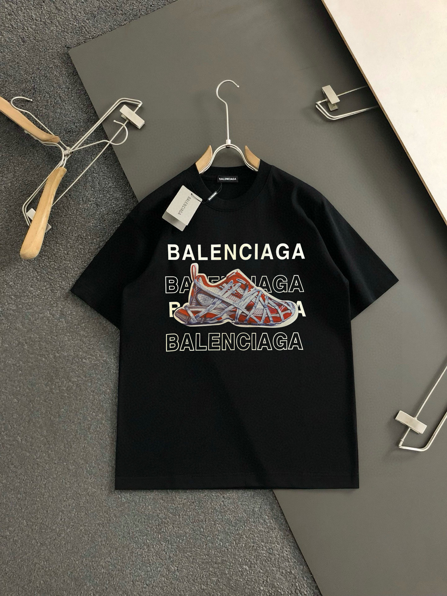 NO:442591,Balenciaga Size Length Bust, Shoulder, Wide Sleeve, Long Weight S 6748 4920-120 M 7151.5 5120 120-140 L 7255 5422 140-160 XL 7457 5622 160-170 2XL76.55957.523 170-1 3XL77.561.56023 1-210 Spring and summer 2025 new casual loose cotton round neck short-sleeved T-shirt!  Trading companies have sparse channels and are released on the official website at the same time!  The latest series of spring and summer 2025, classic fashion design elements, injecting full vitality into the new series. This T-shirt is carefully selected for imported cotton fabrics. The fabric feels skin-friendly and soft and delicate, and the body logo print design!  It has an extremely comfortable and breathable wearing experience. The whole item is very eye-catching and fashionable, and is deeply loved by young people today!  The loose round neck cut is a neutral style regardless of age and gender, suitable for matching all the styles and looks you need in your daily life!  It is recommended to wear couple outfits to go out on the street to make it more pleasing to the eye!  Size S-3XL, balenciaga, T-shirt,tees, t-shirt,alexander wang19860909巴黎世家 尺码 衣长 胸围肩宽袖长体重 S 6748 4920-120 M 7151.5 5120 120-140 L 7255 5422 140-160 XL 7457 5622 160-170 2XL76.55957.523 170-1 3XL77.561.56023 1-210 2025春夏新款男女同情侣款休闲宽松棉质圆领短袖T恤衫！贸易公司渠道稀出,同步官网发售 ！ 2025春夏最新系列,经典时尚设计元素,为全新系列注入满满活力,这款T恤衫用心甄选客供进口棉面料制成,面料手感亲肤柔软细腻,衣身logo印花设计！拥有着无比舒适透气性的穿着体验,整件单品极具吸睛度与时尚感,深受当下年轻人的喜爱！基础宽松的圆领版型裁剪,不分年龄与性别的中性款式,适合搭配你日常所需的所有风格与造型！建议搭配情侣装出街会更为养眼出色！尺码S-3XL,,balenciaga,T-shirt,tees，t-shirt,alexander wang,Men's clothing