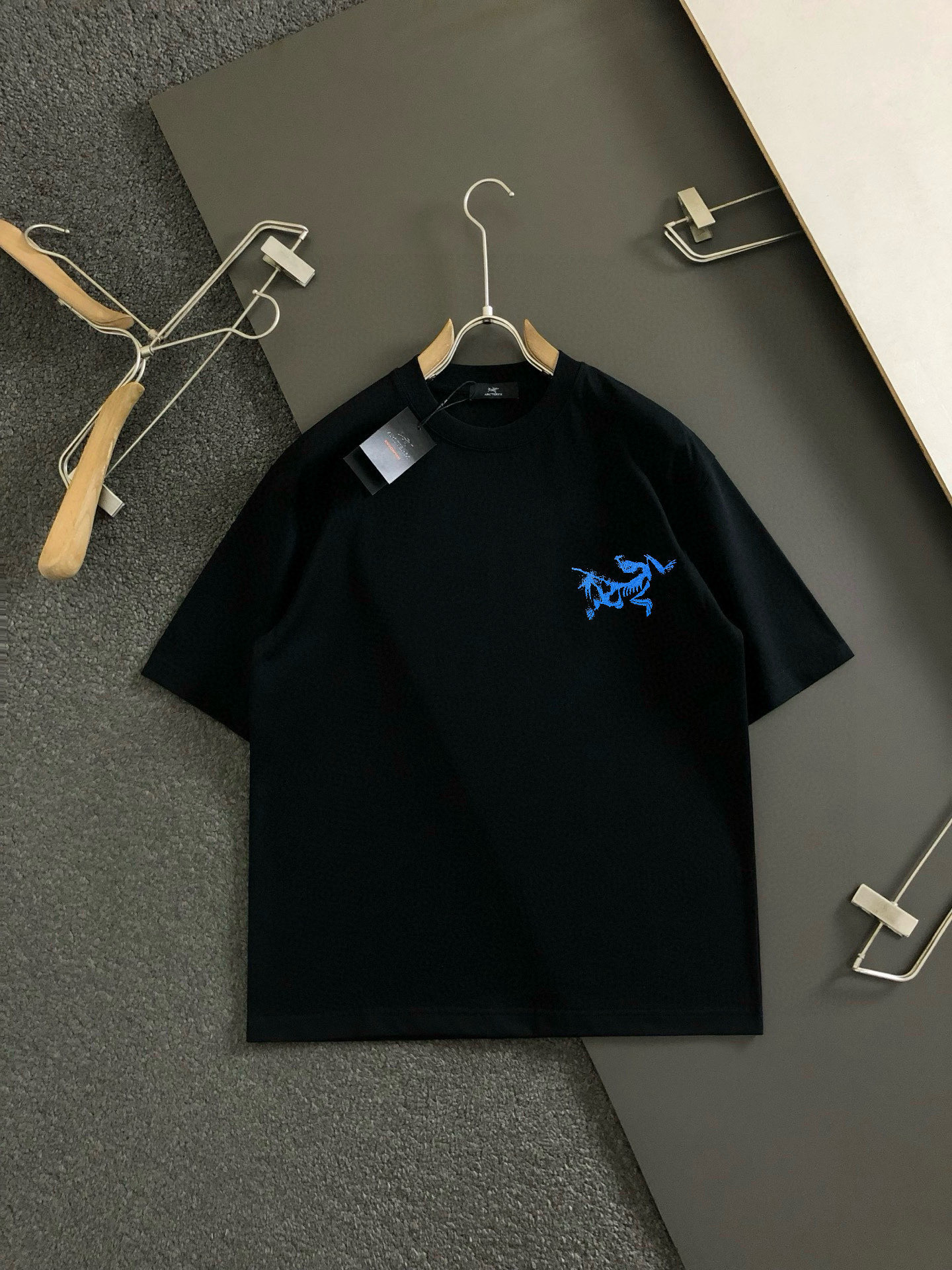 NO:442597,Archaeopteryx Size Length Bust, Shoulder, Wide Sleeve, Long Weight S 6748 4920-120 M 7151.5 5120 120-140 L 7255 5422 140-160 XL 7457 5622 160-170 2XL76.55957.523 170-1 3XL77.561.56023 1-210 Spring and summer 2025 new casual loose cotton round neck short-sleeved T-shirt!  Trading companies have sparse channels and are released on the official website at the same time!  The latest series of spring and summer 2025, classic fashion design elements, injecting full vitality into the new series. This T-shirt is carefully selected for imported cotton fabrics. The fabric feels skin-friendly and soft and delicate, and the body logo print design!  It has an extremely comfortable and breathable wearing experience. The whole item is very eye-catching and fashionable, and is deeply loved by young people today!  The loose round neck cut is a neutral style regardless of age and gender, suitable for matching all the styles and looks you need in your daily life!  It is recommended to wear couple outfits to go out on the street to make it more pleasing to the eye!  Size S-3XL, arc'teryx, T-shirt,tees, t-shirt,alexander wang19860909始祖鸟 尺码 衣长 胸围肩宽袖长体重 S 6748 4920-120 M 7151.5 5120 120-140 L 7255 5422 140-160 XL 7457 5622 160-170 2XL76.55957.523 170-1 3XL77.561.56023 1-210 2025春夏新款男女同情侣款休闲宽松棉质圆领短袖T恤衫！贸易公司渠道稀出,同步官网发售 ！ 2025春夏最新系列,经典时尚设计元素,为全新系列注入满满活力,这款T恤衫用心甄选客供进口棉面料制成,面料手感亲肤柔软细腻,衣身logo印花设计！拥有着无比舒适透气性的穿着体验,整件单品极具吸睛度与时尚感,深受当下年轻人的喜爱！基础宽松的圆领版型裁剪,不分年龄与性别的中性款式,适合搭配你日常所需的所有风格与造型！建议搭配情侣装出街会更为养眼出色！尺码S-3XL,arc'teryx,T-shirt,tees，t-shirt,alexander wang,Men's clothing