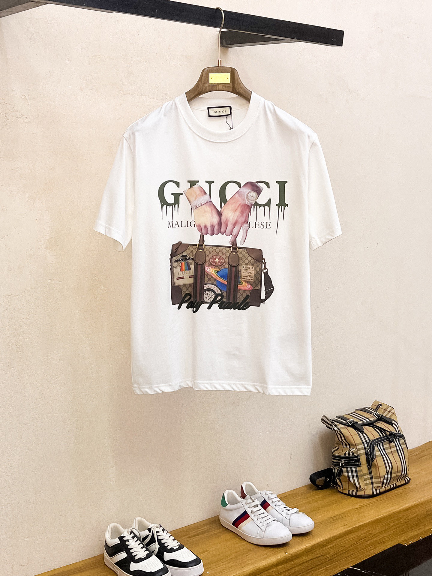 NO:444075,Gucci Size Length Bust, shoulders, wide sleeves, long weight S 6748 4920-120 M 7151.5 5120 120-140 L 7255 5422 140-160 XL 7457 5622 160-170 2XL76.55957.523 170-1 3XL77.561.56023 1-210 Spring and summer new casual loose cotton round neck short-sleeved T-shirt for couples!  Trading companies have sparse channels and are released on the official website at the same time!  The latest spring and summer series, classic fashion design elements, injecting full vitality into the new series. This T-shirt is carefully selected for imported cotton fabrics. The fabric feels skin-friendly and soft and delicate, and the body logo print design!  It has an extremely comfortable and breathable wearing experience. The whole item is very eye-catching and fashionable, and is deeply loved by young people today!  The loose round neck cut is a neutral style regardless of age and gender, suitable for matching all the styles and looks you need in your daily life!  It is recommended to wear couple outfits to go out on the street to make it more pleasing to the eye!  Size S-3XL, gucci, T-shirt,tees, t-shirt,alexander wang19860909古驰 尺码 衣长 胸围肩宽袖长体重 S 6748 4920-120 M 7151.5 5120 120-140 L 7255 5422 140-160 XL 7457 5622 160-170 2XL76.55957.523 170-1 3XL77.561.56023 1-210 春夏新款男女同情侣款休闲宽松棉质圆领短袖T恤衫！贸易公司渠道稀出,同步官网发售 ！ 春夏最新系列,经典时尚设计元素,为全新系列注入满满活力,这款T恤衫用心甄选客供进口棉面料制成,面料手感亲肤柔软细腻,衣身logo印花设计！拥有着无比舒适透气性的穿着体验,整件单品极具吸睛度与时尚感,深受当下年轻人的喜爱！基础宽松的圆领版型裁剪,不分年龄与性别的中性款式,适合搭配你日常所需的所有风格与造型！建议搭配情侣装出街会更为养眼出色！尺码S-3XL,,gucci,T-shirt,tees，t-shirt,alexander wang,Men's clothing