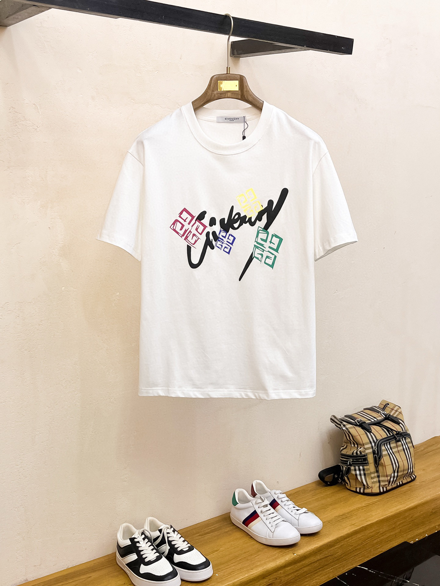 NO:444081,Givenchy Size Length Bust, shoulders, wide sleeves, long weight S 6748 4920-120 M 7151.5 5120 120-140 L 7255 5422 140-160 XL 7457 5622 160-170 2XL76.55957.523 170-1 3XL77.561.56023 1-210 Spring and summer new casual loose cotton round neck short-sleeved T-shirt for couples!  Trading companies have sparse channels and are released on the official website at the same time!  The latest spring and summer series, classic fashion design elements, injecting full vitality into the new series. This T-shirt is carefully selected for imported cotton fabrics. The fabric feels skin-friendly and soft and delicate, and the body logo print design!  It has an extremely comfortable and breathable wearing experience. The whole item is very eye-catching and fashionable, and is deeply loved by young people today!  The loose round neck cut is a neutral style regardless of age and gender, suitable for matching all the styles and looks you need in your daily life!  It is recommended to wear couple outfits to go out on the street to make it more pleasing to the eye!  Size S-3XL, given, T-shirt,tees,t-shirt,alexander wang19860909纪梵希 尺码 衣长 胸围肩宽袖长体重 S 6748 4920-120 M 7151.5 5120 120-140 L 7255 5422 140-160 XL 7457 5622 160-170 2XL76.55957.523 170-1 3XL77.561.56023 1-210 春夏新款男女同情侣款休闲宽松棉质圆领短袖T恤衫！贸易公司渠道稀出,同步官网发售 ！ 春夏最新系列,经典时尚设计元素,为全新系列注入满满活力,这款T恤衫用心甄选客供进口棉面料制成,面料手感亲肤柔软细腻,衣身logo印花设计！拥有着无比舒适透气性的穿着体验,整件单品极具吸睛度与时尚感,深受当下年轻人的喜爱！基础宽松的圆领版型裁剪,不分年龄与性别的中性款式,适合搭配你日常所需的所有风格与造型！建议搭配情侣装出街会更为养眼出色！尺码S-3XL,,givenchy,T-shirt,tees，t-shirt,alexander wang,Men's clothing