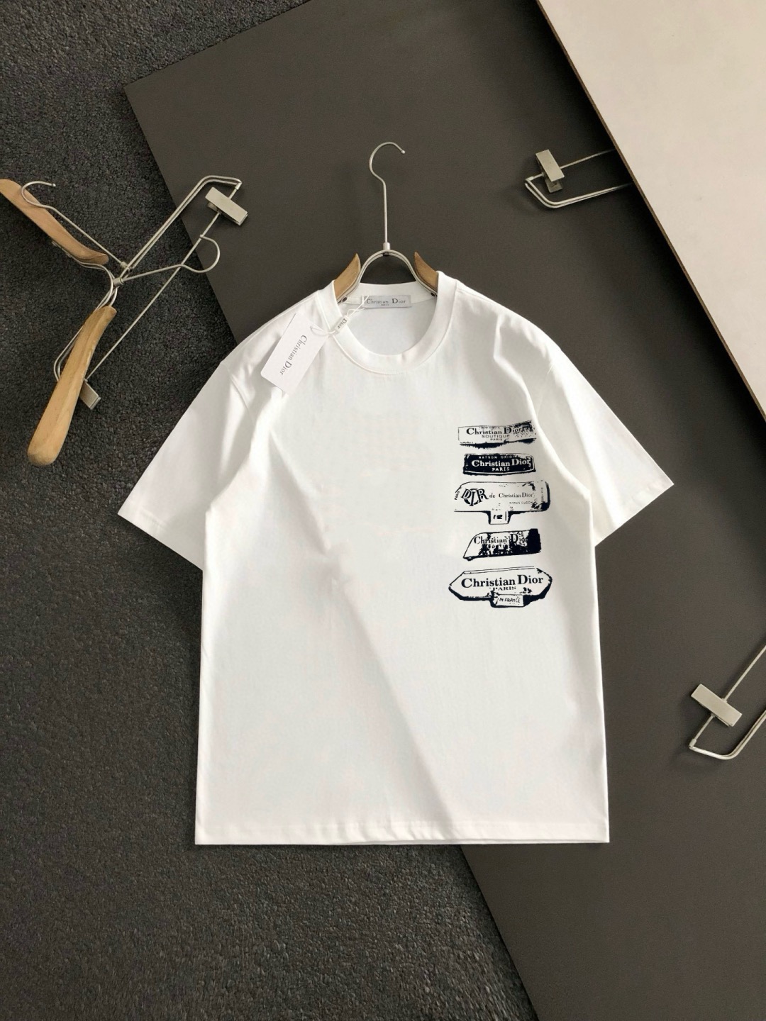 NO:442611,Dior Size Length Bust, shoulders, wide sleeves, long weight S 6748 4920-120 M 7151.5 5120 120-140 L 7255 5422 140-160 XL 7457 5622 160-170 2XL76.55957.523 170-1 3XL77.561.56023 1-210 Spring and summer 2025 new casual loose cotton round neck short-sleeved T-shirt!  Trading companies have sparse channels and are released on the official website at the same time!  The latest series of spring and summer 2025, classic fashion design elements, injecting full vitality into the new series. This T-shirt is carefully selected for imported cotton fabrics. The fabric feels skin-friendly and soft and delicate, and the body logo print design!  It has an extremely comfortable and breathable wearing experience. The whole item is very eye-catching and fashionable, and is deeply loved by young people today!  The loose round neck cut is a neutral style regardless of age and gender, suitable for matching all the styles and looks you need in your daily life!  It is recommended to wear couple outfits to go out on the street to make it more pleasing to the eye!  Size S-3XL, Dior, T-shirt,tees, t-shirt,alexander wang19860909迪奥 尺码 衣长 胸围肩宽袖长体重 S 6748 4920-120 M 7151.5 5120 120-140 L 7255 5422 140-160 XL 7457 5622 160-170 2XL76.55957.523 170-1 3XL77.561.56023 1-210 2025春夏新款男女同情侣款休闲宽松棉质圆领短袖T恤衫！贸易公司渠道稀出,同步官网发售 ！ 2025春夏最新系列,经典时尚设计元素,为全新系列注入满满活力,这款T恤衫用心甄选客供进口棉面料制成,面料手感亲肤柔软细腻,衣身logo印花设计！拥有着无比舒适透气性的穿着体验,整件单品极具吸睛度与时尚感,深受当下年轻人的喜爱！基础宽松的圆领版型裁剪,不分年龄与性别的中性款式,适合搭配你日常所需的所有风格与造型！建议搭配情侣装出街会更为养眼出色！尺码S-3XL,,dior,T-shirt,tees，t-shirt,alexander wang,Men's clothing