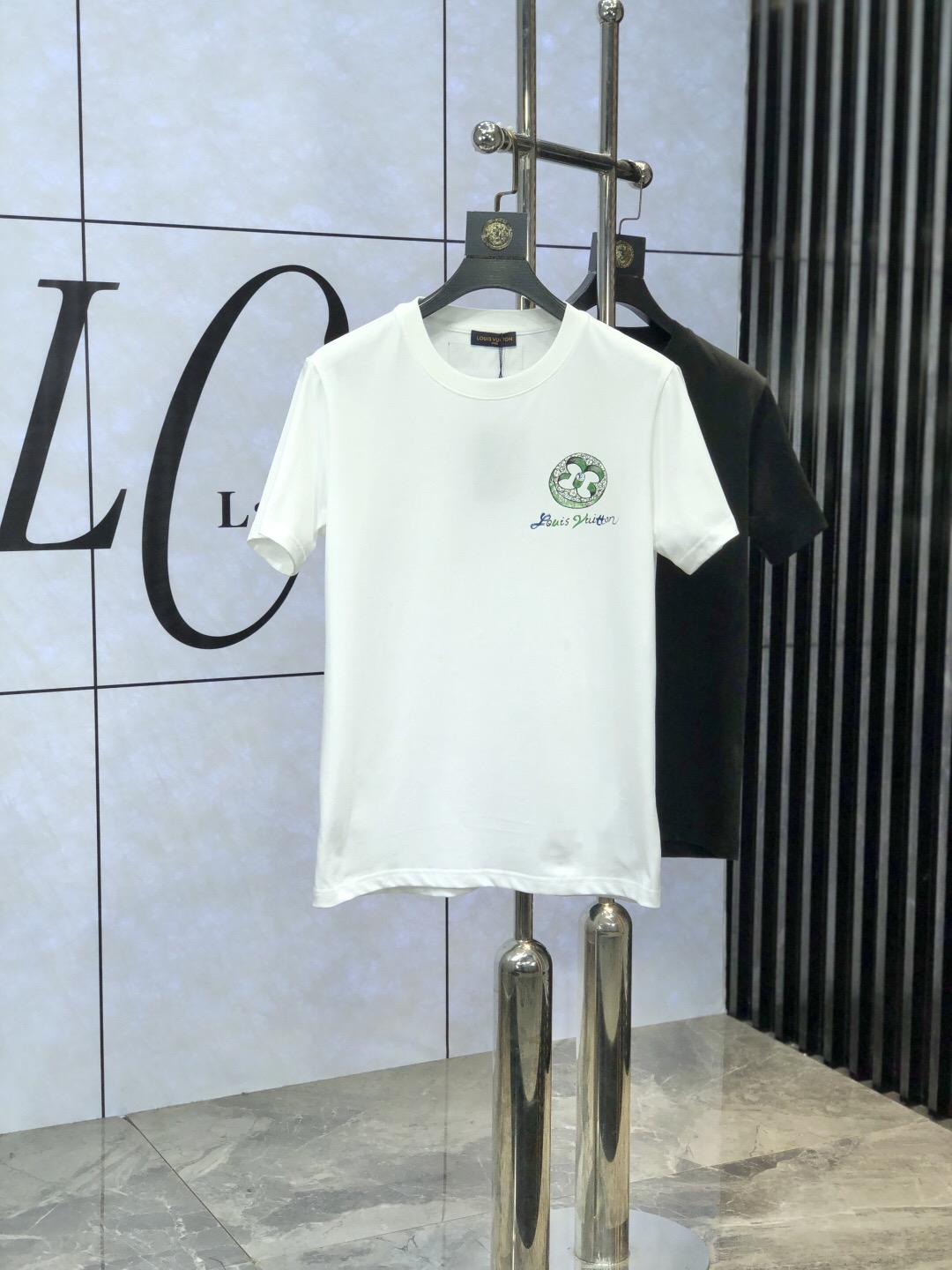 NO:444119,LV Size Length Bust, shoulders, wide sleeves, long weight S 6748 4920-120 M 7151.5 5120 120-140 L 7255 5422 140-160 XL 7457 5622 160-170 2XL76.55957.523 170-1 3XL77.561.56023 1-210 Spring and summer new casual loose cotton round neck short-sleeved T-shirt for couples!  Trading companies have sparse channels and are released on the official website at the same time!  The latest spring and summer series, classic fashion design elements, injecting full vitality into the new series. This T-shirt is carefully selected for imported cotton fabrics. The fabric feels skin-friendly and soft and delicate, and the body logo print design!  It has an extremely comfortable and breathable wearing experience. The whole item is very eye-catching and fashionable, and is deeply loved by young people today!  The loose round neck cut is a neutral style regardless of age and gender, suitable for matching all the styles and looks you need in your daily life!  It is recommended to wear couple outfits to go out on the street to make it more pleasing to the eye!  Size S-3XL, louis vuitton, T-shirt,tees, t-shirt,alexander wang19860909LV 尺码 衣长 胸围肩宽袖长体重 S 6748 4920-120 M 7151.5 5120 120-140 L 7255 5422 140-160 XL 7457 5622 160-170 2XL76.55957.523 170-1 3XL77.561.56023 1-210 春夏新款男女同情侣款休闲宽松棉质圆领短袖T恤衫！贸易公司渠道稀出,同步官网发售 ！ 春夏最新系列,经典时尚设计元素,为全新系列注入满满活力,这款T恤衫用心甄选客供进口棉面料制成,面料手感亲肤柔软细腻,衣身logo印花设计！拥有着无比舒适透气性的穿着体验,整件单品极具吸睛度与时尚感,深受当下年轻人的喜爱！基础宽松的圆领版型裁剪,不分年龄与性别的中性款式,适合搭配你日常所需的所有风格与造型！建议搭配情侣装出街会更为养眼出色！尺码S-3XL,,louis vuitton,T-shirt,tees，t-shirt,alexander wang,Men's clothing