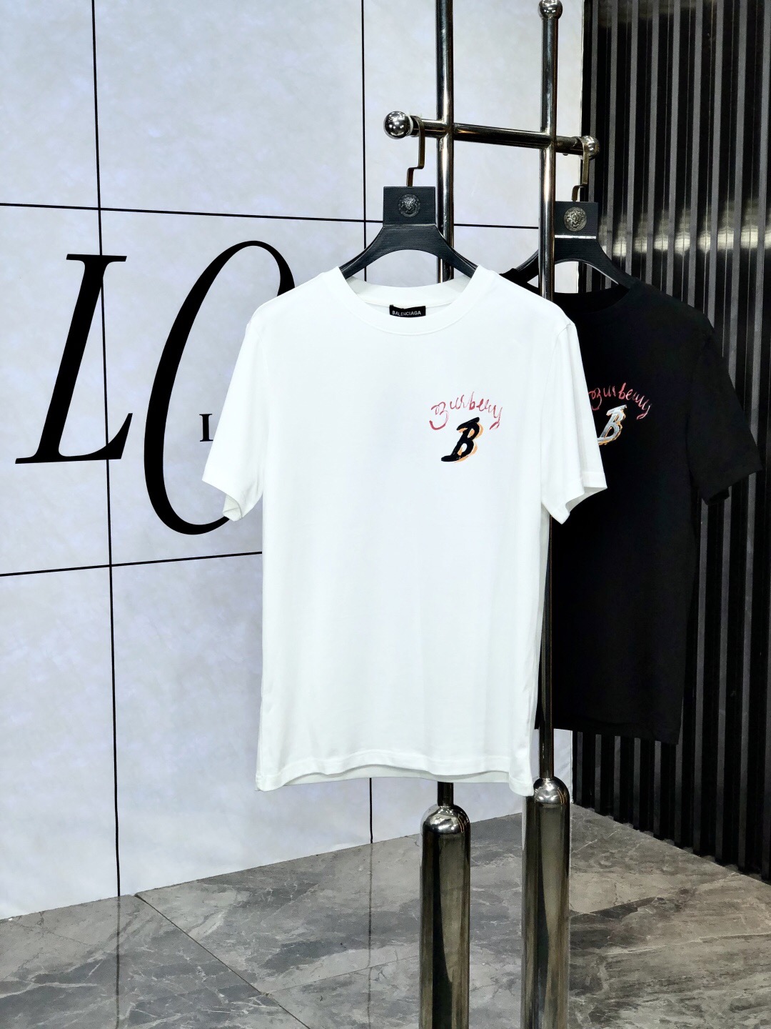 NO:444135,Burberry Size Length Bust Shoulder Wide Sleeve Long Weight S 6748 4920-120 M 7151.5 5120 120-140 L 7255 5422 140-160 XL 7457 5622 160-170 2XL76.55957.523 170-1 3XL77.561.56023 1-210 Spring and summer new casual loose cotton round neck short-sleeved T-shirt for couples!  Trading companies have sparse channels and are released on the official website at the same time!  The latest spring and summer series, classic fashion design elements, injecting full vitality into the new series. This T-shirt is carefully selected for imported cotton fabrics. The fabric feels skin-friendly and soft and delicate, and the body logo print design!  It has an extremely comfortable and breathable wearing experience. The whole item is very eye-catching and fashionable, and is deeply loved by young people today!  The loose round neck cut is a neutral style regardless of age and gender, suitable for matching all the styles and looks you need in your daily life!  It is recommended to wear couple outfits to go out on the street to make it more pleasing to the eye!  Size S-3XL, Burberry, T-shirt,tees, t-shirt,alexander wang19860909巴宝莉 尺码 衣长 胸围肩宽袖长体重 S 6748 4920-120 M 7151.5 5120 120-140 L 7255 5422 140-160 XL 7457 5622 160-170 2XL76.55957.523 170-1 3XL77.561.56023 1-210 春夏新款男女同情侣款休闲宽松棉质圆领短袖T恤衫！贸易公司渠道稀出,同步官网发售 ！ 春夏最新系列,经典时尚设计元素,为全新系列注入满满活力,这款T恤衫用心甄选客供进口棉面料制成,面料手感亲肤柔软细腻,衣身logo印花设计！拥有着无比舒适透气性的穿着体验,整件单品极具吸睛度与时尚感,深受当下年轻人的喜爱！基础宽松的圆领版型裁剪,不分年龄与性别的中性款式,适合搭配你日常所需的所有风格与造型！建议搭配情侣装出街会更为养眼出色！尺码S-3XL,,burberry,T-shirt,tees，t-shirt,alexander wang,Men's clothing