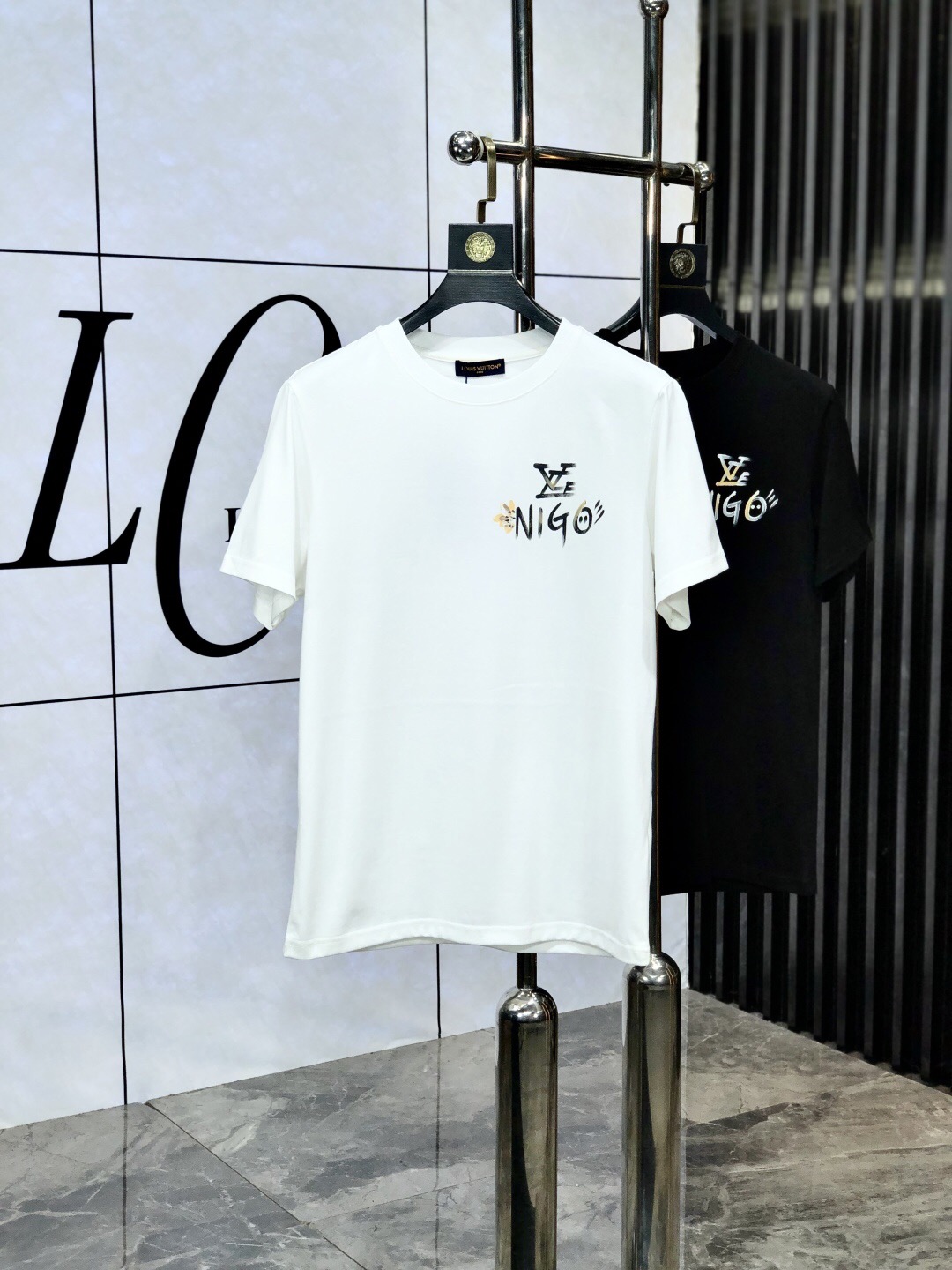 NO:444145,LV Size Length Bust, shoulders, wide sleeves, long weight S 6748 4920-120 M 7151.5 5120 120-140 L 7255 5422 140-160 XL 7457 5622 160-170 2XL76.55957.523 170-1 3XL77.561.56023 1-210 Spring and summer new casual loose cotton round neck short-sleeved T-shirt for couples!  Trading companies have sparse channels and are released on the official website at the same time!  The latest spring and summer series, classic fashion design elements, injecting full vitality into the new series. This T-shirt is carefully selected for imported cotton fabrics. The fabric feels skin-friendly and soft and delicate, and the body logo print design!  It has an extremely comfortable and breathable wearing experience. The whole item is very eye-catching and fashionable, and is deeply loved by young people today!  The loose round neck cut is a neutral style regardless of age and gender, suitable for matching all the styles and looks you need in your daily life!  It is recommended to wear couple outfits to go out on the street to make it more pleasing to the eye!  Size S-3XL, louis vuitton, T-shirt,tees, t-shirt,alexander wang19860909LV 尺码 衣长 胸围肩宽袖长体重 S 6748 4920-120 M 7151.5 5120 120-140 L 7255 5422 140-160 XL 7457 5622 160-170 2XL76.55957.523 170-1 3XL77.561.56023 1-210 春夏新款男女同情侣款休闲宽松棉质圆领短袖T恤衫！贸易公司渠道稀出,同步官网发售 ！ 春夏最新系列,经典时尚设计元素,为全新系列注入满满活力,这款T恤衫用心甄选客供进口棉面料制成,面料手感亲肤柔软细腻,衣身logo印花设计！拥有着无比舒适透气性的穿着体验,整件单品极具吸睛度与时尚感,深受当下年轻人的喜爱！基础宽松的圆领版型裁剪,不分年龄与性别的中性款式,适合搭配你日常所需的所有风格与造型！建议搭配情侣装出街会更为养眼出色！尺码S-3XL,,louis vuitton,T-shirt,tees，t-shirt,alexander wang,Men's clothing