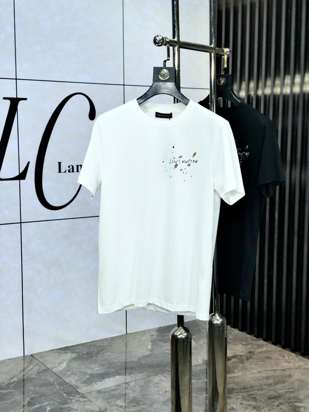 NO:444182,LV Size Length Bust, shoulders, wide sleeves, long weight S 6748 4920-120 M 7151.5 5120 120-140 L 7255 5422 140-160 XL 7457 5622 160-170 2XL76.55957.523 170-1 3XL77.561.56023 1-210 Spring and summer new casual loose cotton round neck short-sleeved T-shirt for couples!  Trading companies have sparse channels and are released on the official website at the same time!  The latest spring and summer series, classic fashion design elements, injecting full vitality into the new series. This T-shirt is carefully selected for imported cotton fabrics. The fabric feels skin-friendly and soft and delicate, and the body logo print design!  It has an extremely comfortable and breathable wearing experience. The whole item is very eye-catching and fashionable, and is deeply loved by young people today!  The loose round neck cut is a neutral style regardless of age and gender, suitable for matching all the styles and looks you need in your daily life!  It is recommended to wear couple outfits to go out on the street to make it more pleasing to the eye!  Size S-3XL, louis vuitton, T-shirt,tees, t-shirt,alexander wang19860909LV 尺码 衣长 胸围肩宽袖长体重 S 6748 4920-120 M 7151.5 5120 120-140 L 7255 5422 140-160 XL 7457 5622 160-170 2XL76.55957.523 170-1 3XL77.561.56023 1-210 春夏新款男女同情侣款休闲宽松棉质圆领短袖T恤衫！贸易公司渠道稀出,同步官网发售 ！ 春夏最新系列,经典时尚设计元素,为全新系列注入满满活力,这款T恤衫用心甄选客供进口棉面料制成,面料手感亲肤柔软细腻,衣身logo印花设计！拥有着无比舒适透气性的穿着体验,整件单品极具吸睛度与时尚感,深受当下年轻人的喜爱！基础宽松的圆领版型裁剪,不分年龄与性别的中性款式,适合搭配你日常所需的所有风格与造型！建议搭配情侣装出街会更为养眼出色！尺码S-3XL,,louis vuitton,T-shirt,tees，t-shirt,alexander wang,Men's clothing