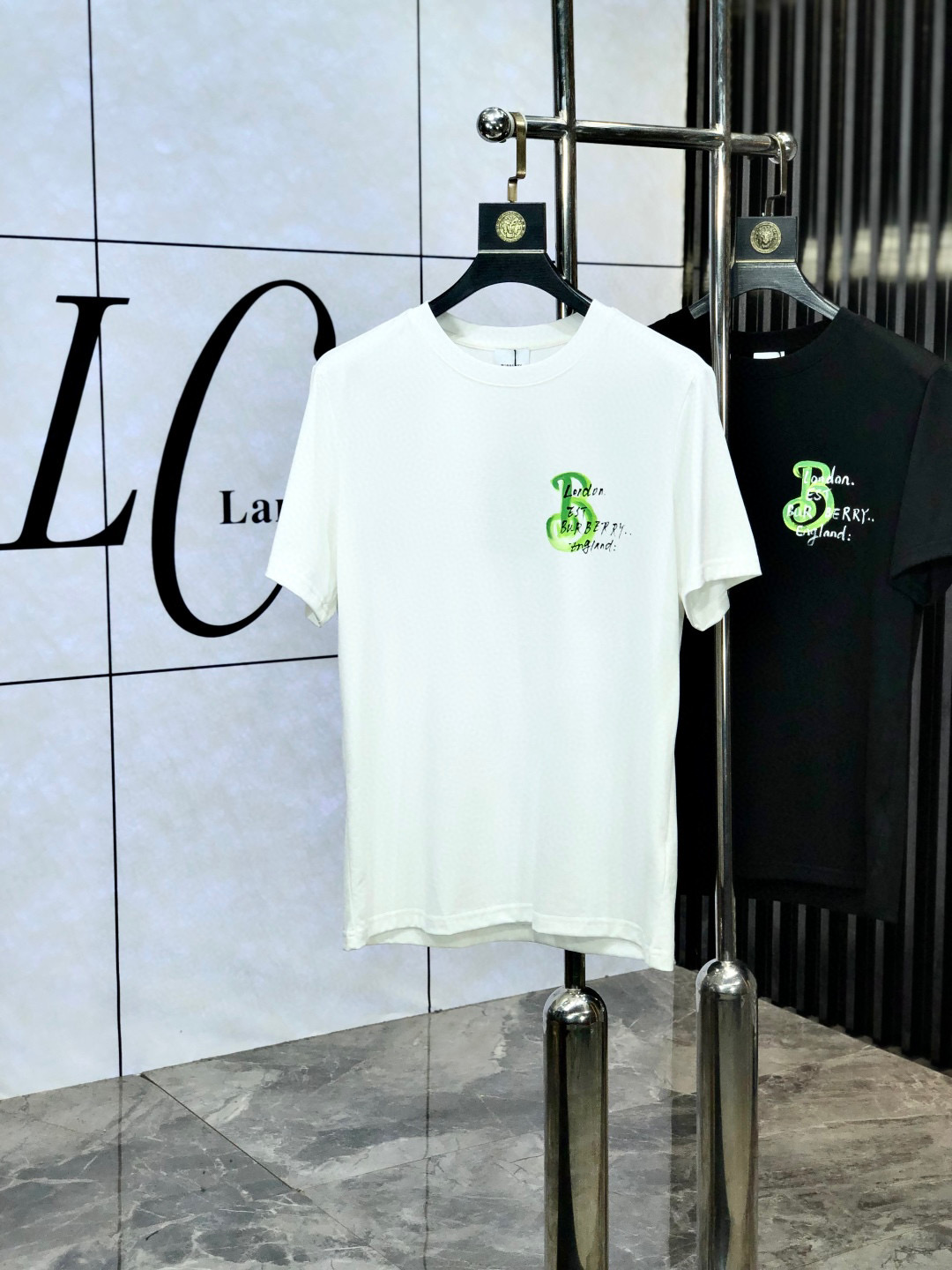 NO:444155,Burberry Size Length Bust Shoulder Wide Sleeve Long Weight S 6748 4920-120 M 7151.5 5120 120-140 L 7255 5422 140-160 XL 7457 5622 160-170 2XL76.55957.523 170-1 3XL77.561.56023 1-210 Spring and summer new casual loose cotton round neck short-sleeved T-shirt for couples!  Trading companies have sparse channels and are released on the official website at the same time!  The latest spring and summer series, classic fashion design elements, injecting full vitality into the new series. This T-shirt is carefully selected for imported cotton fabrics. The fabric feels skin-friendly and soft and delicate, and the body logo print design!  It has an extremely comfortable and breathable wearing experience. The whole item is very eye-catching and fashionable, and is deeply loved by young people today!  The loose round neck cut is a neutral style regardless of age and gender, suitable for matching all the styles and looks you need in your daily life!  It is recommended to wear couple outfits to go out on the street to make it more pleasing to the eye!  Size S-3XL, Burberry, T-shirt,tees, t-shirt,alexander wang19860909巴宝莉 尺码 衣长 胸围肩宽袖长体重 S 6748 4920-120 M 7151.5 5120 120-140 L 7255 5422 140-160 XL 7457 5622 160-170 2XL76.55957.523 170-1 3XL77.561.56023 1-210 春夏新款男女同情侣款休闲宽松棉质圆领短袖T恤衫！贸易公司渠道稀出,同步官网发售 ！ 春夏最新系列,经典时尚设计元素,为全新系列注入满满活力,这款T恤衫用心甄选客供进口棉面料制成,面料手感亲肤柔软细腻,衣身logo印花设计！拥有着无比舒适透气性的穿着体验,整件单品极具吸睛度与时尚感,深受当下年轻人的喜爱！基础宽松的圆领版型裁剪,不分年龄与性别的中性款式,适合搭配你日常所需的所有风格与造型！建议搭配情侣装出街会更为养眼出色！尺码S-3XL,,burberry,T-shirt,tees，t-shirt,alexander wang,Men's clothing