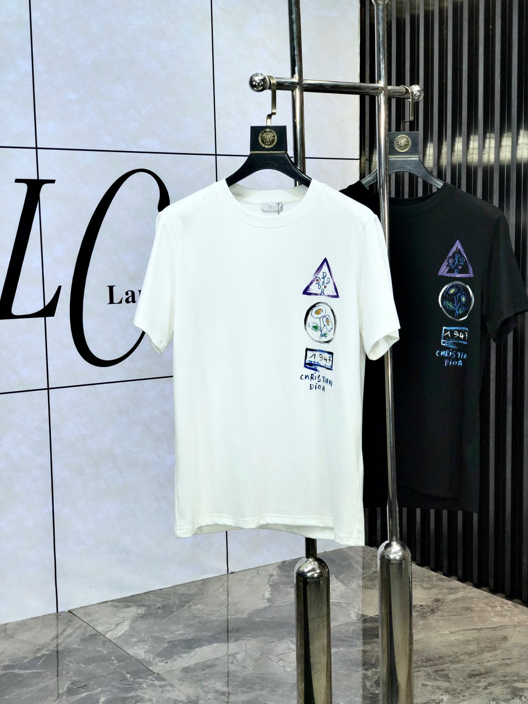 NO:444146,Dior Size Length Bust, shoulders, wide sleeves, long weight S 6748 4920-120 M 7151.5 5120 120-140 L 7255 5422 140-160 XL 7457 5622 160-170 2XL76.55957.523 170-1 3XL77.561.56023 1-210 Spring and summer new casual loose cotton round neck short-sleeved T-shirt for couples!  Trading companies have sparse channels and are released on the official website at the same time!  The latest spring and summer series, classic fashion design elements, injecting full vitality into the new series. This T-shirt is carefully selected for imported cotton fabrics. The fabric feels skin-friendly and soft and delicate, and the body logo print design!  It has an extremely comfortable and breathable wearing experience. The whole item is very eye-catching and fashionable, and is deeply loved by young people today!  The loose round neck cut is a neutral style regardless of age and gender, suitable for matching all the styles and looks you need in your daily life!  It is recommended to wear couple outfits to go out on the street to make it more pleasing to the eye!  Size S-3XL, Dior, T-shirt,tees, t-shirt,alexander wang19860909迪奥 尺码 衣长 胸围肩宽袖长体重 S 6748 4920-120 M 7151.5 5120 120-140 L 7255 5422 140-160 XL 7457 5622 160-170 2XL76.55957.523 170-1 3XL77.561.56023 1-210 春夏新款男女同情侣款休闲宽松棉质圆领短袖T恤衫！贸易公司渠道稀出,同步官网发售 ！ 春夏最新系列,经典时尚设计元素,为全新系列注入满满活力,这款T恤衫用心甄选客供进口棉面料制成,面料手感亲肤柔软细腻,衣身logo印花设计！拥有着无比舒适透气性的穿着体验,整件单品极具吸睛度与时尚感,深受当下年轻人的喜爱！基础宽松的圆领版型裁剪,不分年龄与性别的中性款式,适合搭配你日常所需的所有风格与造型！建议搭配情侣装出街会更为养眼出色！尺码S-3XL,,dior,T-shirt,tees，t-shirt,alexander wang,Men's clothing