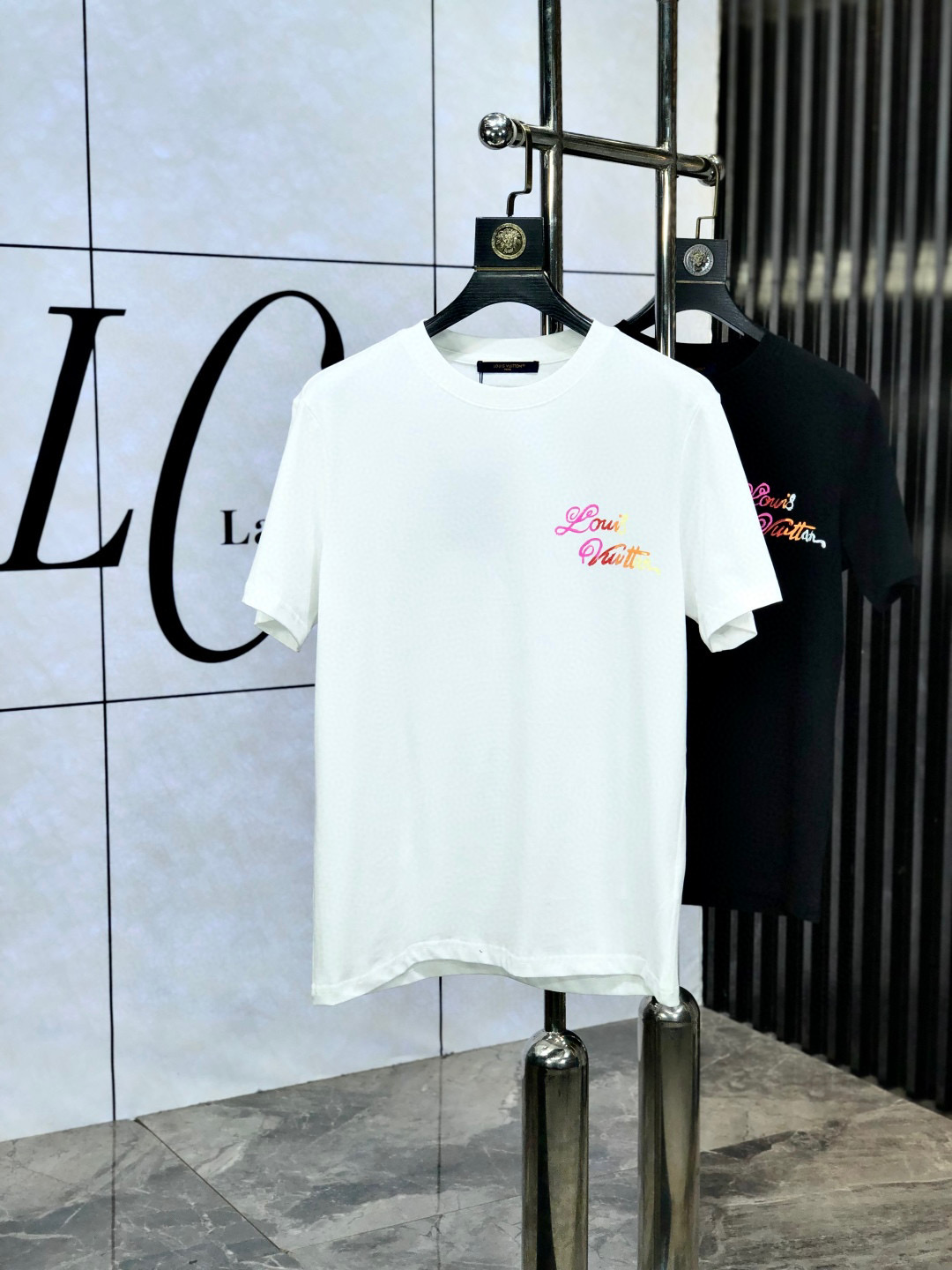 NO:444217,LV Size Length Bust, shoulders, wide sleeves, long weight S 6748 4920-120 M 7151.5 5120 120-140 L 7255 5422 140-160 XL 7457 5622 160-170 2XL76.55957.523 170-1 3XL77.561.56023 1-210 Spring and summer new casual loose cotton round neck short-sleeved T-shirt for couples!  Trading companies have sparse channels and are released on the official website at the same time!  The latest spring and summer series, classic fashion design elements, injecting full vitality into the new series. This T-shirt is carefully selected for imported cotton fabrics. The fabric feels skin-friendly and soft and delicate, and the body logo print design!  It has an extremely comfortable and breathable wearing experience. The whole item is very eye-catching and fashionable, and is deeply loved by young people today!  The loose round neck cut is a neutral style regardless of age and gender, suitable for matching all the styles and looks you need in your daily life!  It is recommended to wear couple outfits to go out on the street to make it more pleasing to the eye!  Size S-3XL, louis vuitton, T-shirt,tees, t-shirt,alexander wang19860909LV 尺码 衣长 胸围肩宽袖长体重 S 6748 4920-120 M 7151.5 5120 120-140 L 7255 5422 140-160 XL 7457 5622 160-170 2XL76.55957.523 170-1 3XL77.561.56023 1-210 春夏新款男女同情侣款休闲宽松棉质圆领短袖T恤衫！贸易公司渠道稀出,同步官网发售 ！ 春夏最新系列,经典时尚设计元素,为全新系列注入满满活力,这款T恤衫用心甄选客供进口棉面料制成,面料手感亲肤柔软细腻,衣身logo印花设计！拥有着无比舒适透气性的穿着体验,整件单品极具吸睛度与时尚感,深受当下年轻人的喜爱！基础宽松的圆领版型裁剪,不分年龄与性别的中性款式,适合搭配你日常所需的所有风格与造型！建议搭配情侣装出街会更为养眼出色！尺码S-3XL,,louis vuitton,T-shirt,tees，t-shirt,alexander wang,Men's clothing